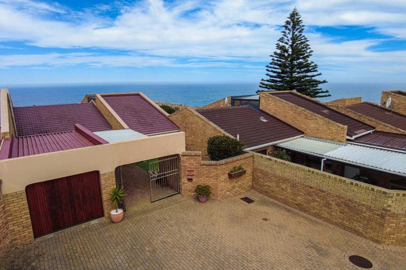 3 Bedroom Townhouse in Mossel Bay Central, Mossel Bay For Sale for R