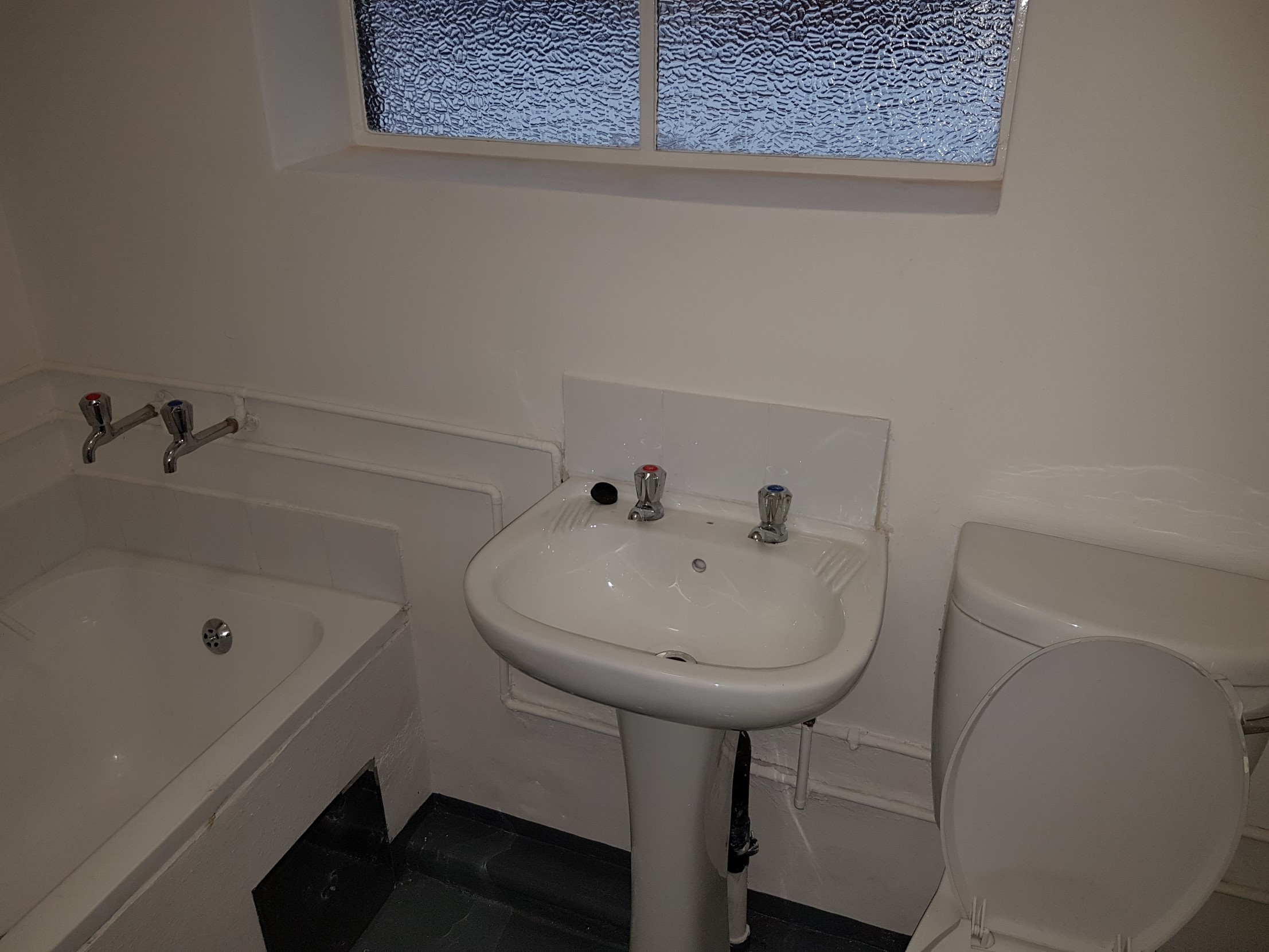 A NEAT 2 BEDROOM FLAT IS AVAILABLE TO LET