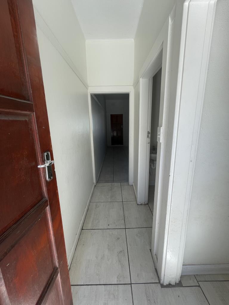Neat bachelor flat to rent in Dunrobyn Court, Central East London