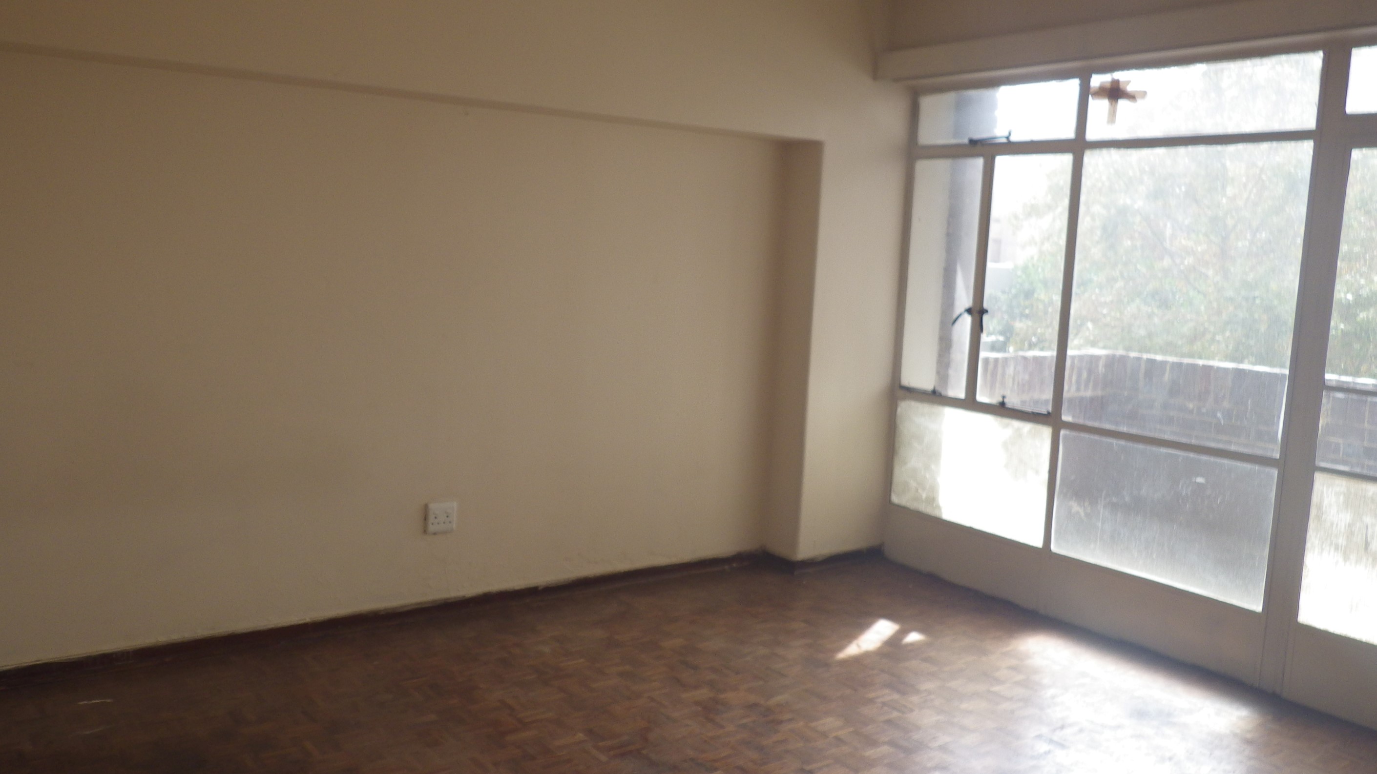 Spacious bachelor flat in the heart in the johannesburg CBD!