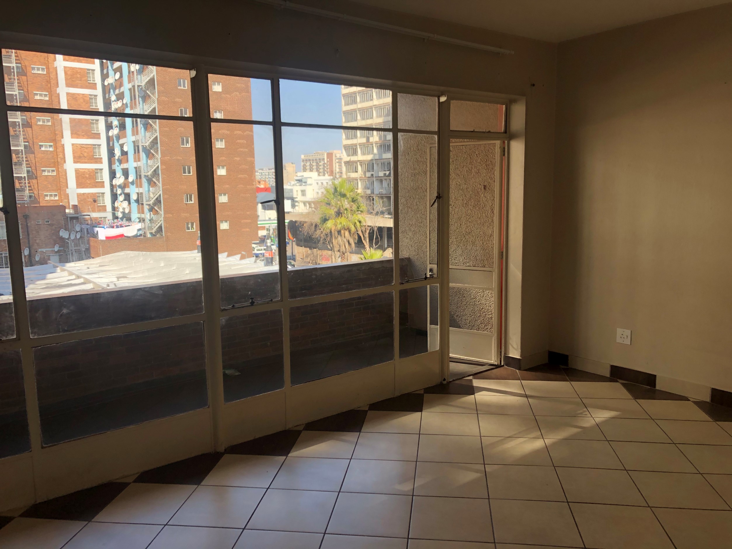 A NEAT 1 BEDROOM FLAT IS AVAILBLE AT GRANAD COURT , HILLBROW