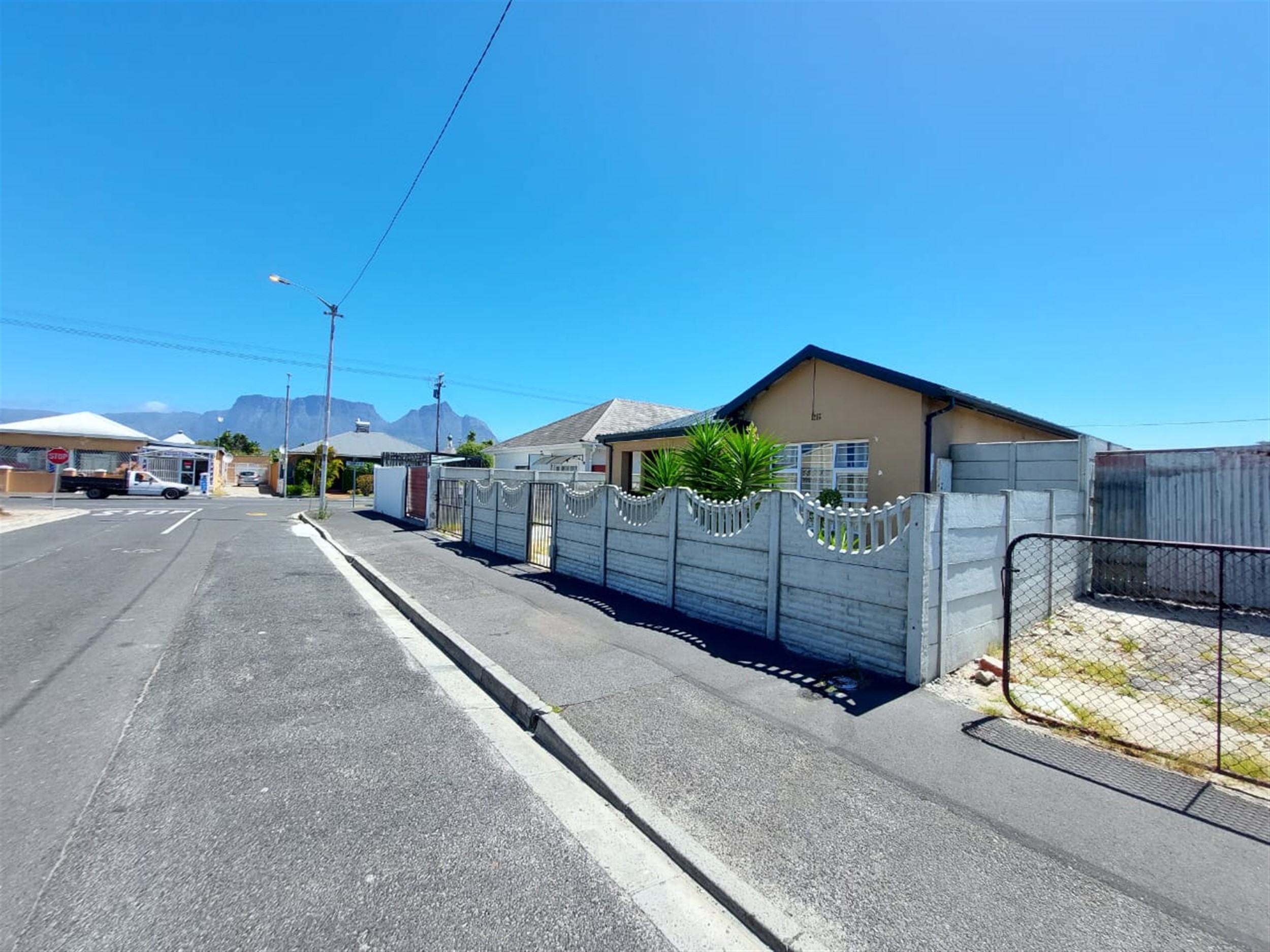 Modern 4 Bedroom House To Rent in Athlone, Crawford with Spacious