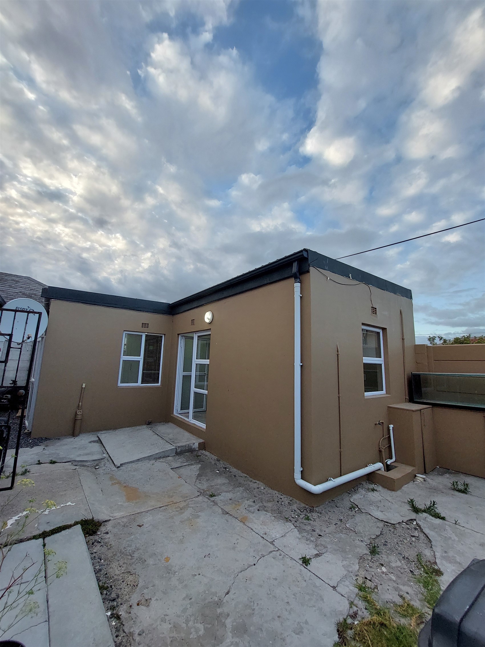 Modern 4 Bedroom House To Rent in Athlone, Crawford with Spacious