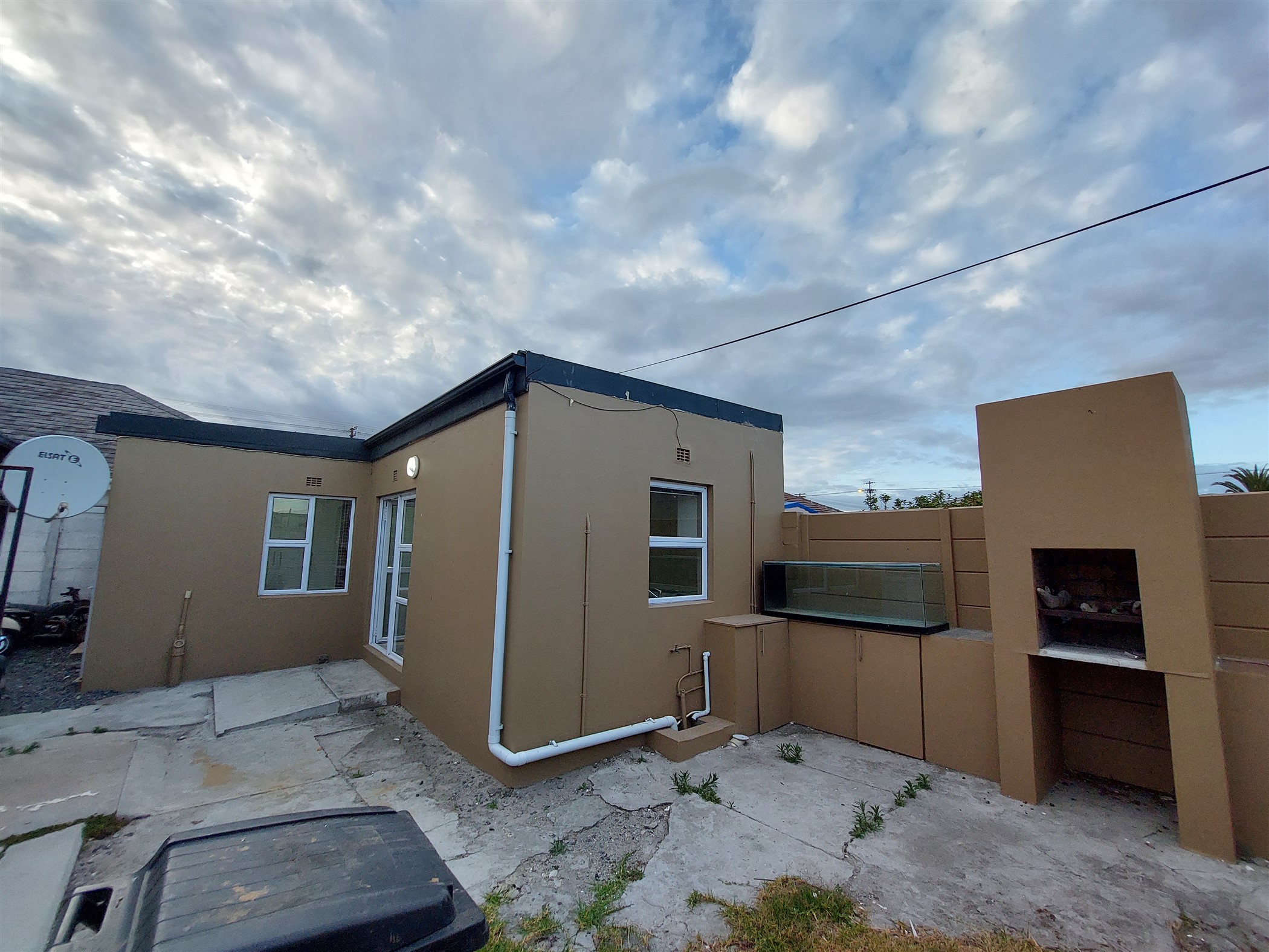 Modern 4 Bedroom House To Rent in Athlone, Crawford with Spacious