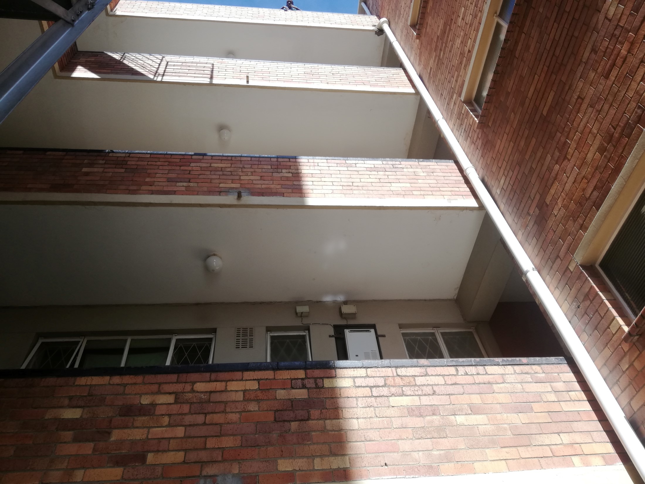 Familyfriendly House To Rent in Yeoville with Classic Touch 6438_39