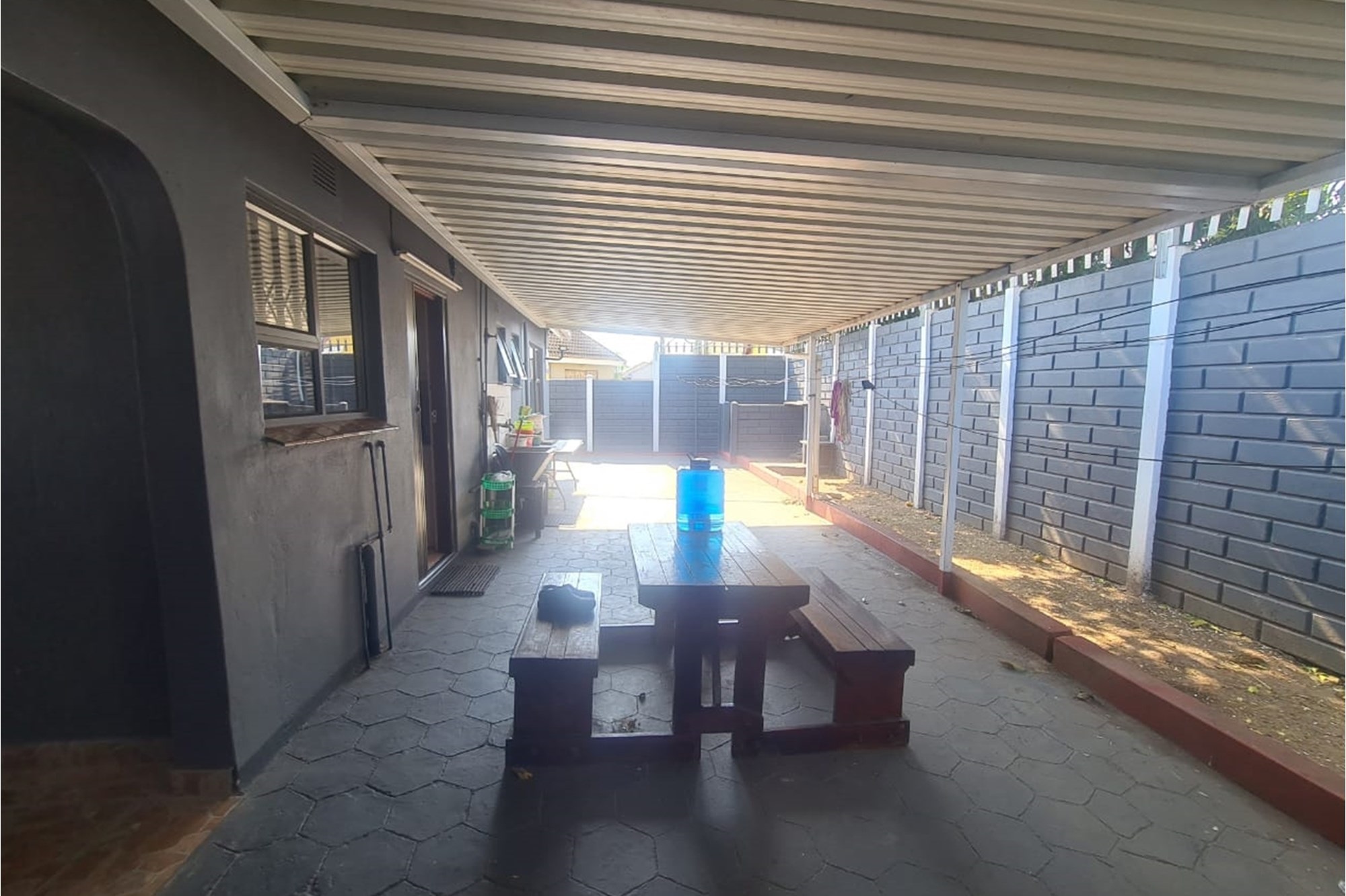 Brackenham House For Sale 3 bedrooms, garage, entertainment area