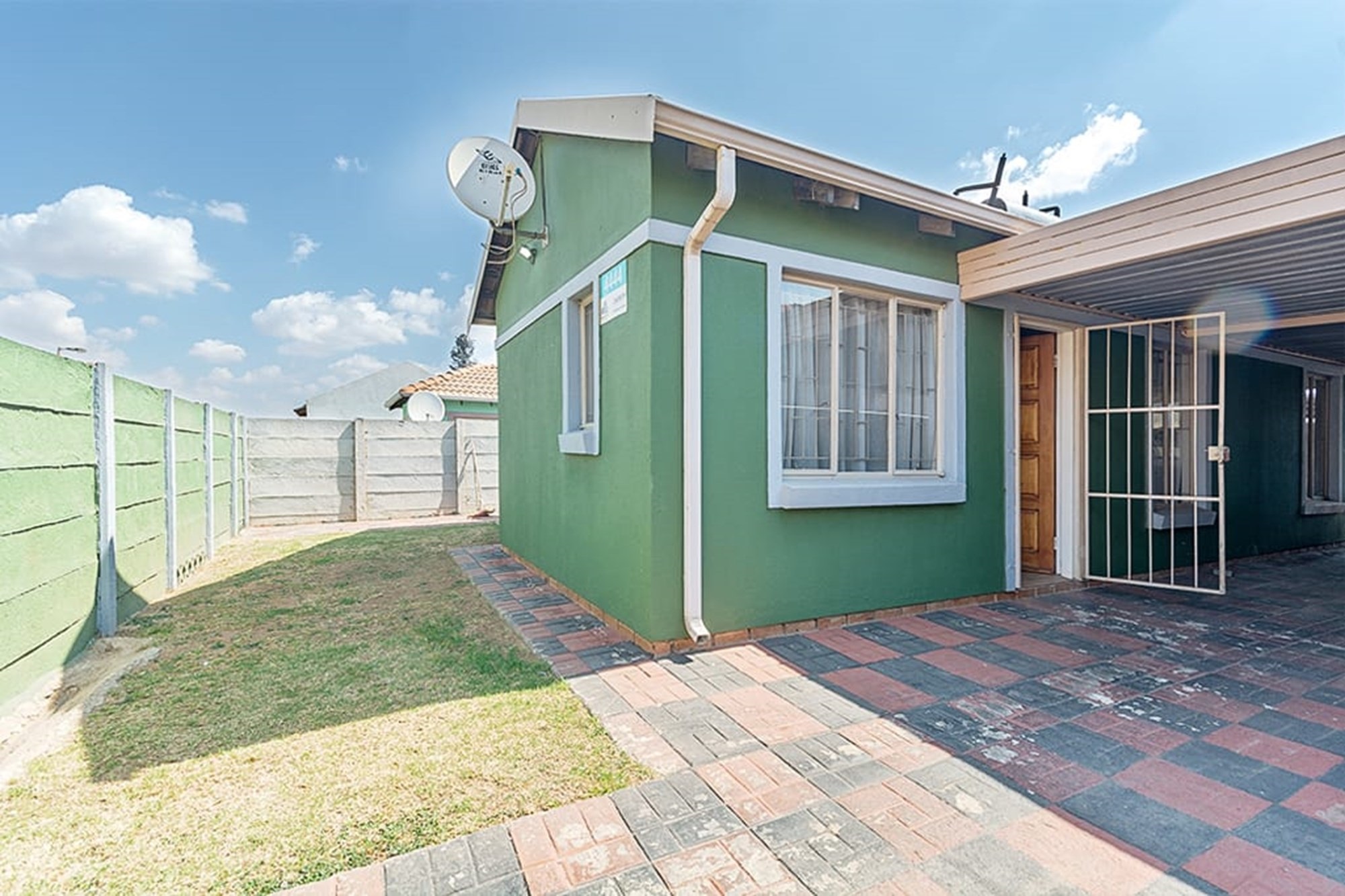 3Bedroom House To Rent in Albertsdal with backyard and carport