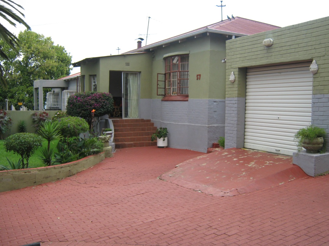 Charming 3Bedroom House for Sale in Primrose with Fireplace and Pool 