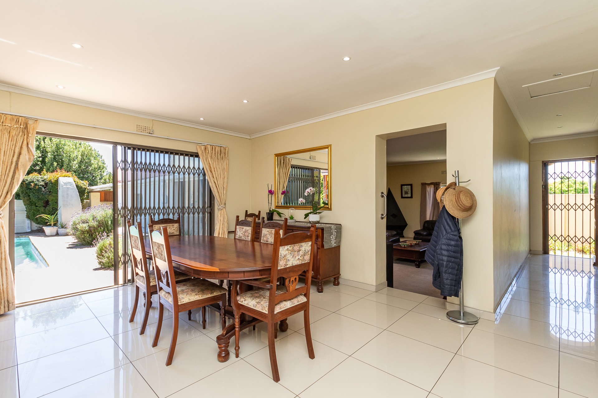 Stunning 3Bed House for Sale in Plumstead, Near Constantiaberg