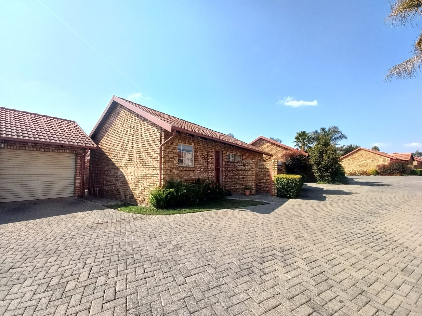 Modern Townhouse For Sale in Elarduspark Pet Friendly, Private Garden