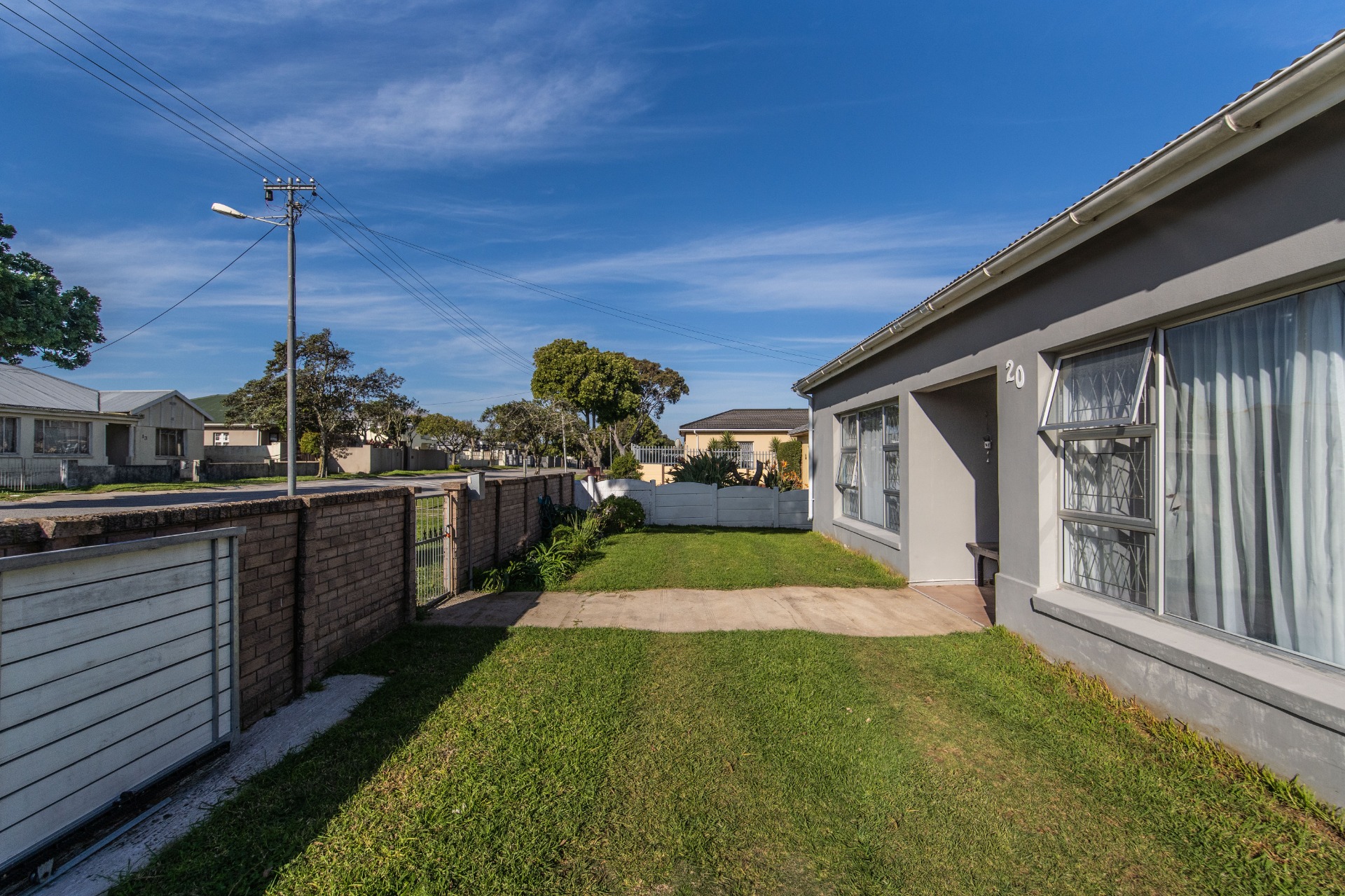 Inviting Glenhurd House for Sale with 3 Bedrooms and Bright Living