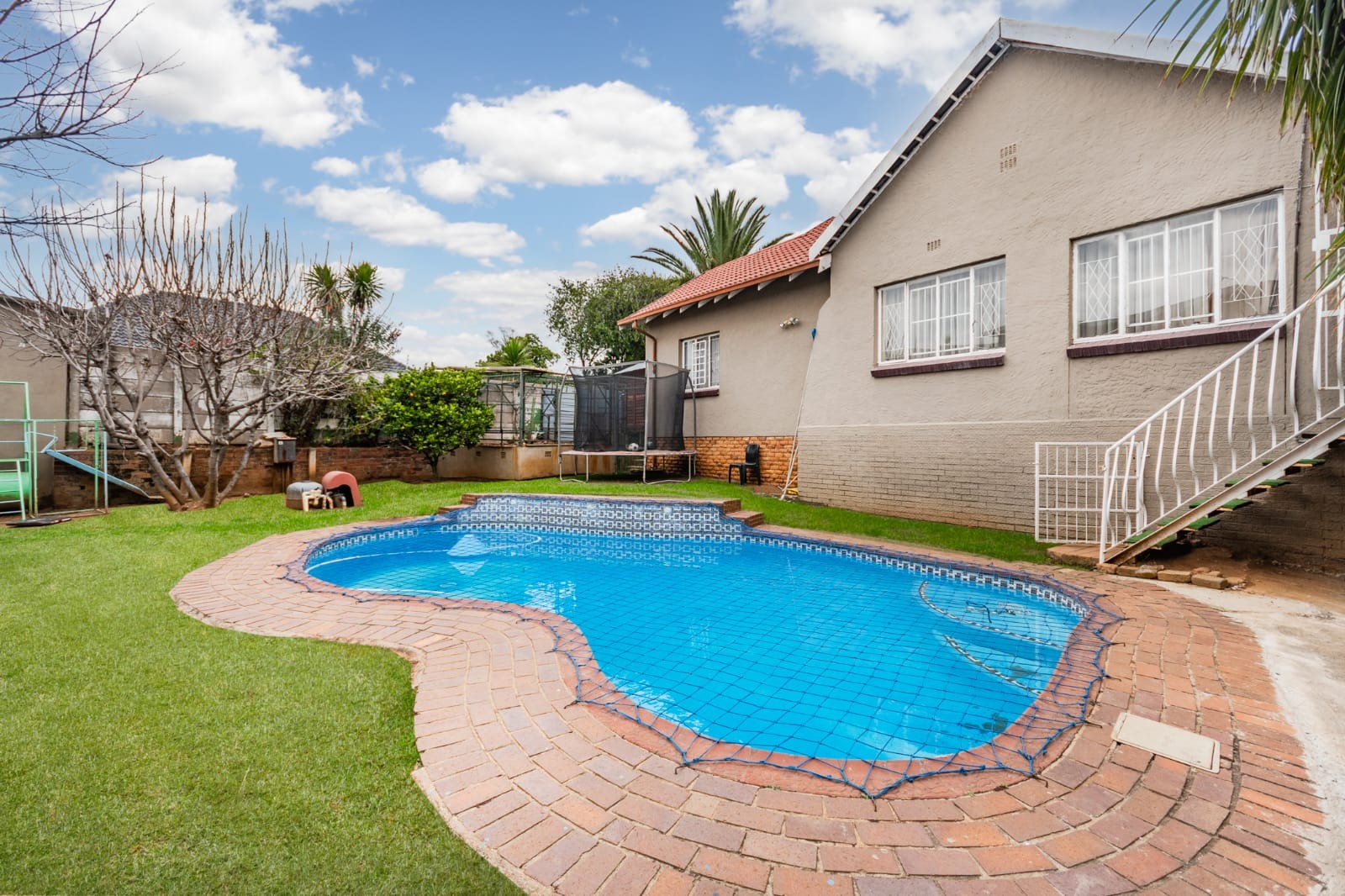 Spacious House with 5 Cottages For Sale, Eastleigh Ridge ENT0233104 MyProperty