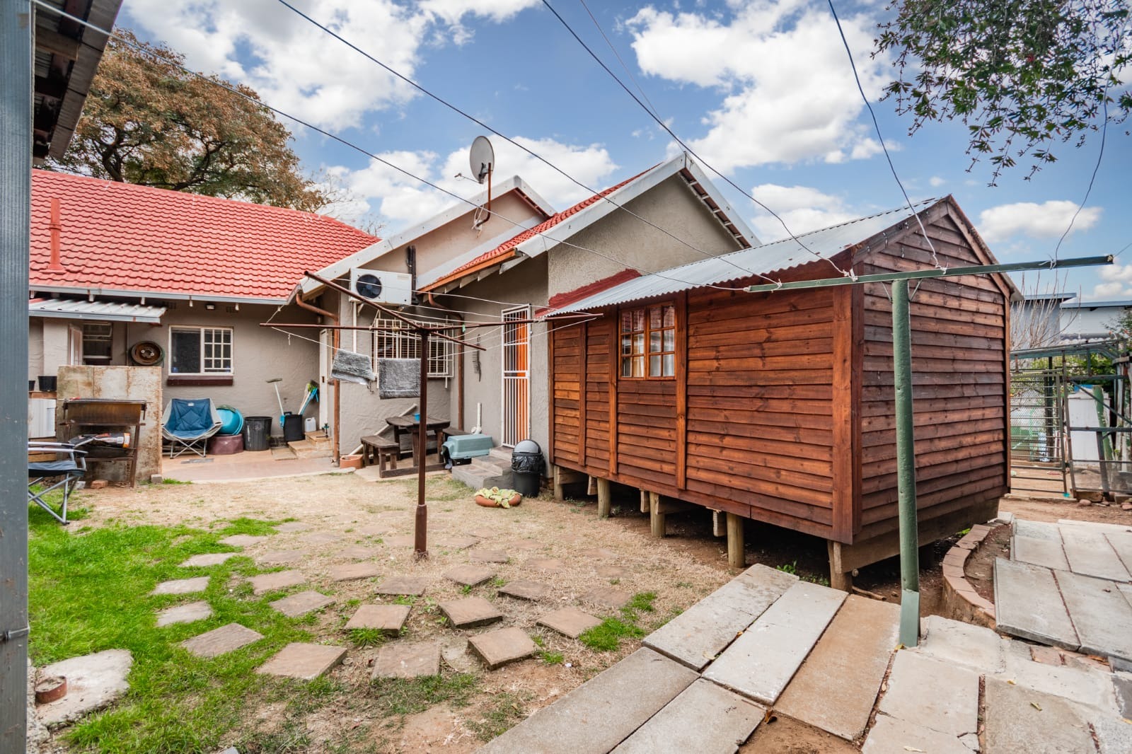 Spacious House with 5 Cottages For Sale, Eastleigh Ridge ENT0233104