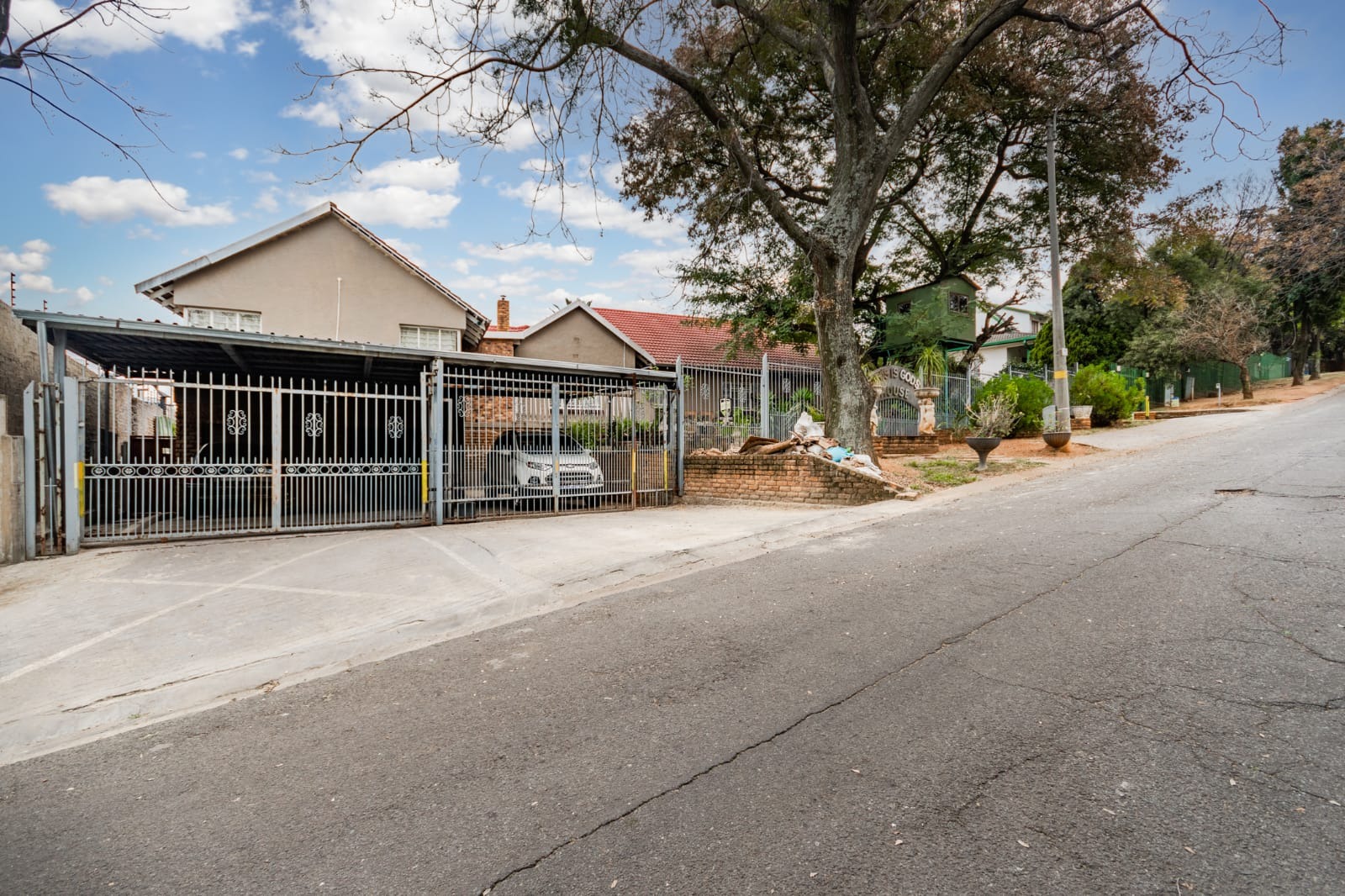 Spacious House with 5 Cottages For Sale, Eastleigh Ridge ENT0233104 MyProperty