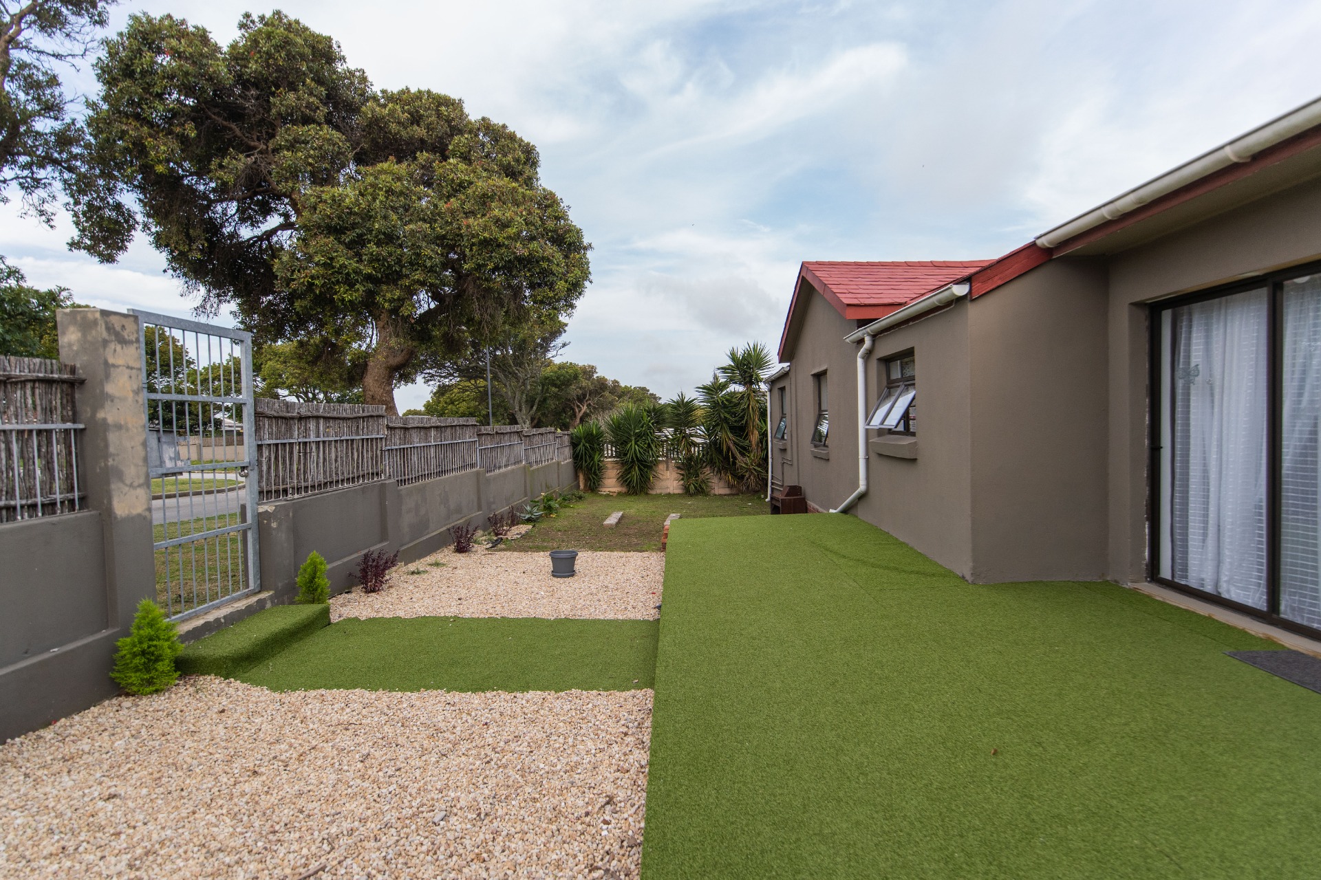 Spacious 4Bedroom House with Flatlet for Sale in Perridgevale 