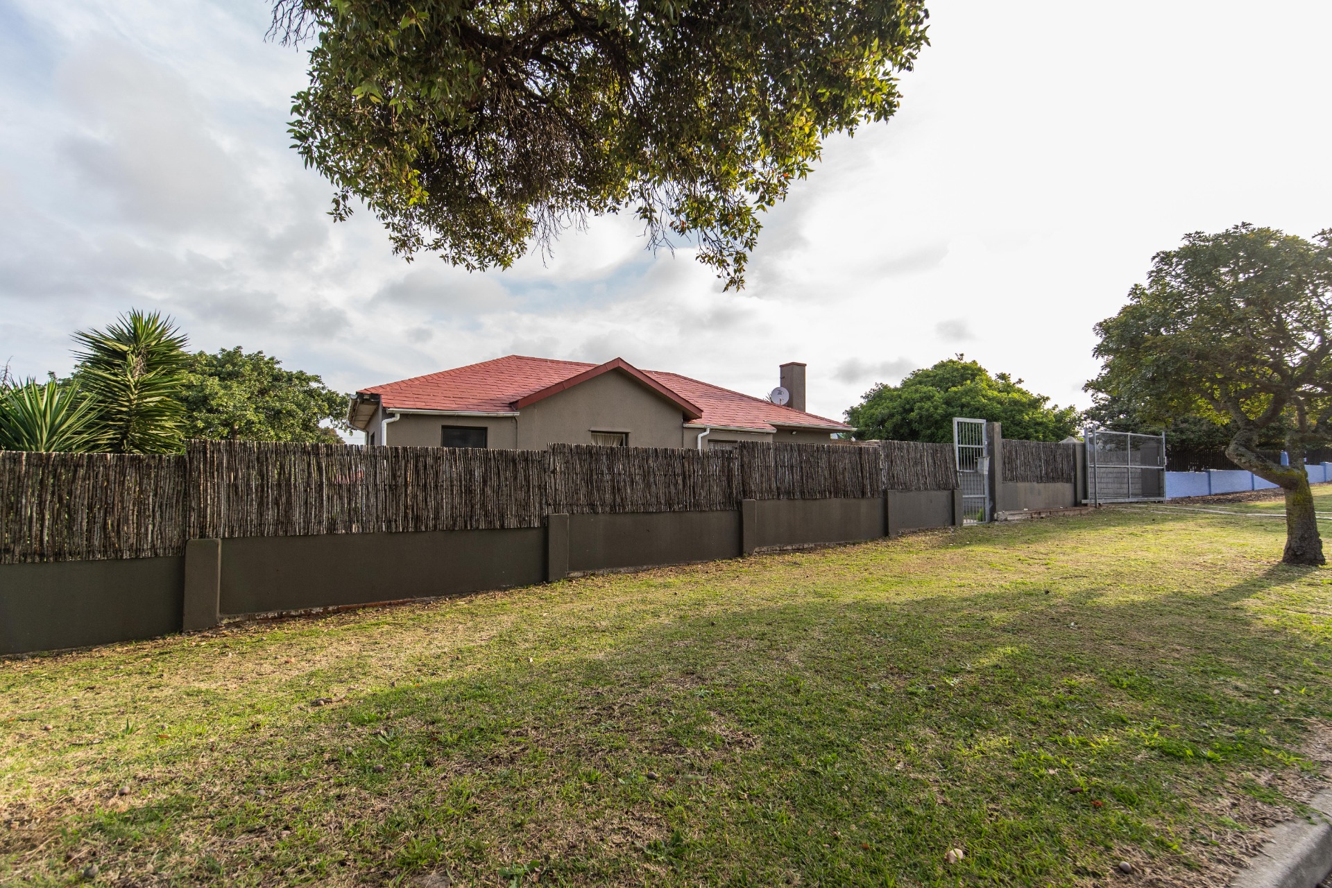 Spacious 4Bedroom House with Flatlet for Sale in Perridgevale 