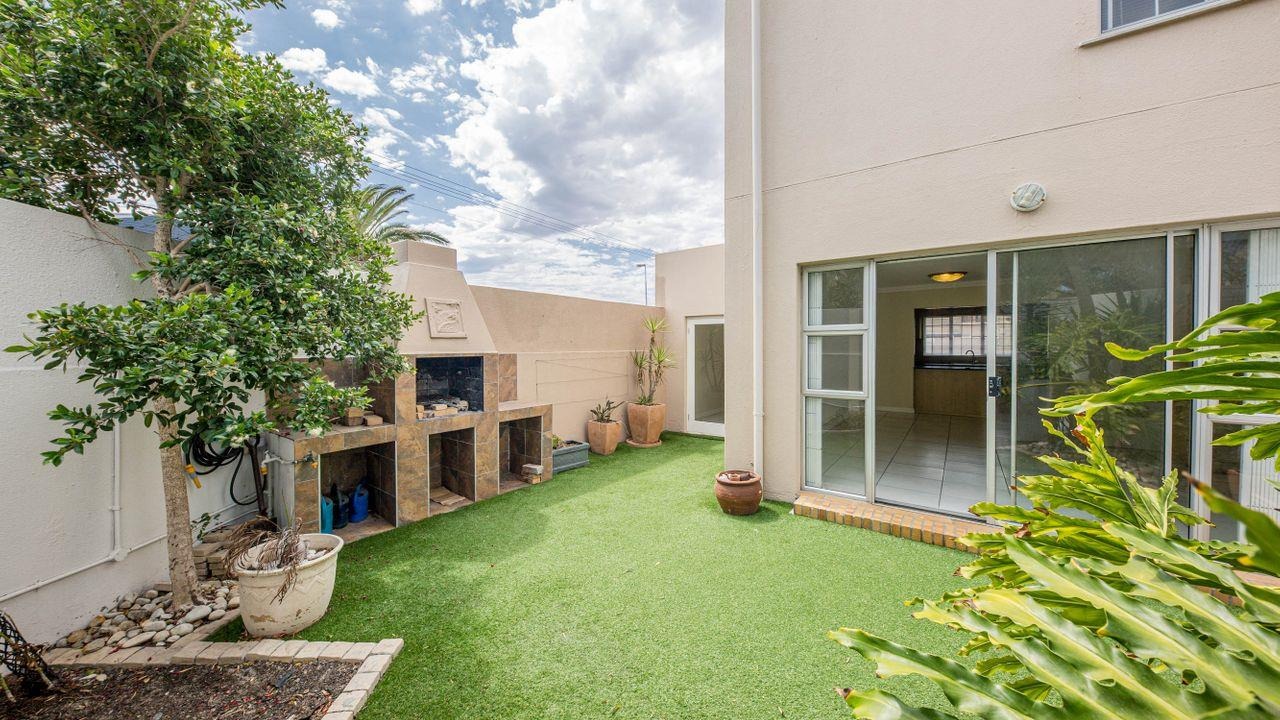 Charming 3 Bedroom Townhouse For Sale in Table View, Close to Beach 