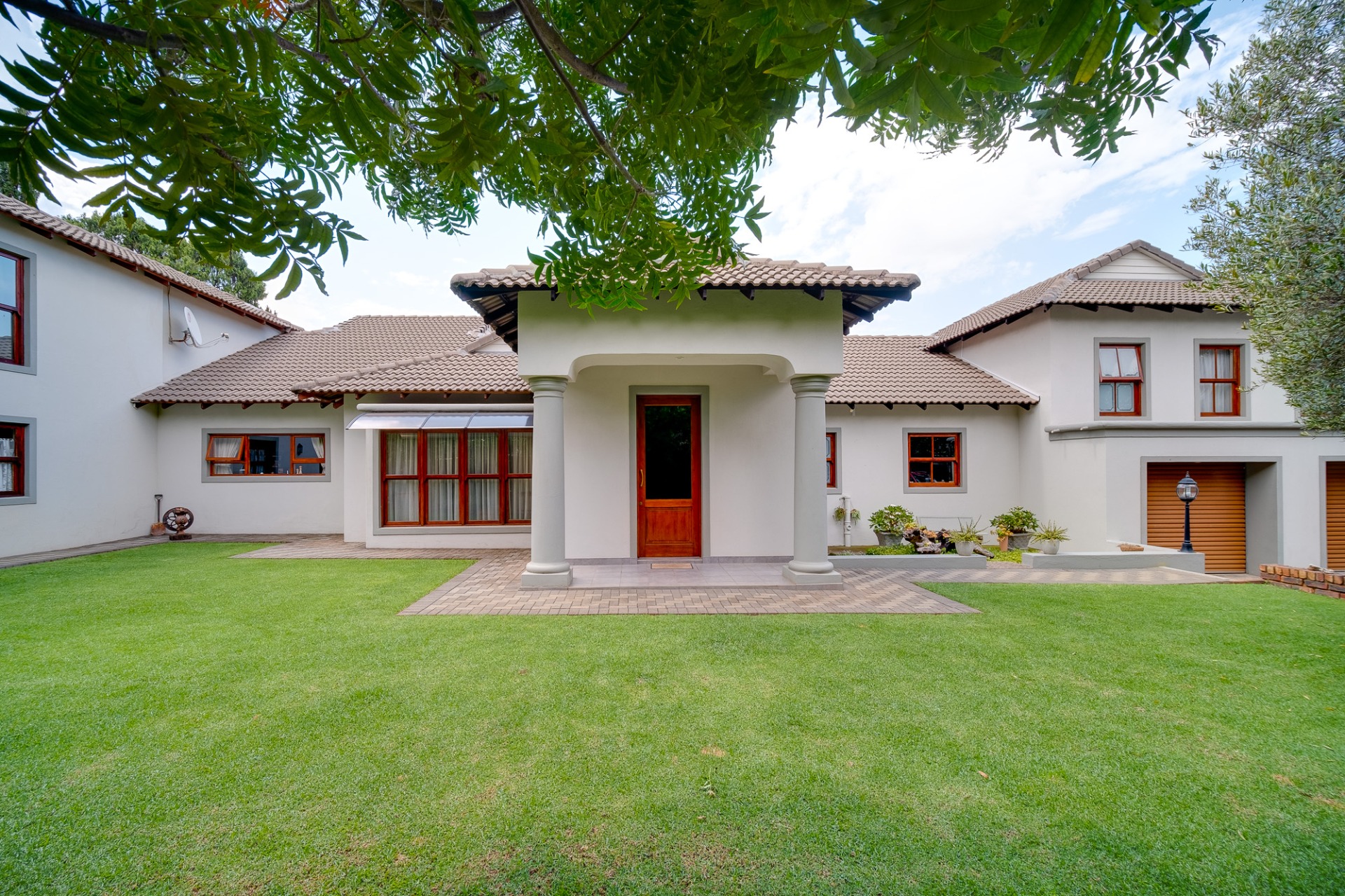 Impeccable 4 Bedroom House for Sale in Waterkloof, Entertainer's Dream ...