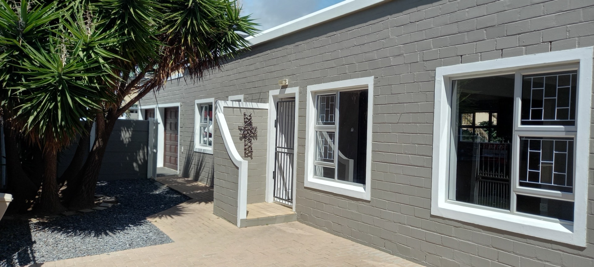 Stunning House For Sale in Anchorage Park with Separate Flat & Pool 