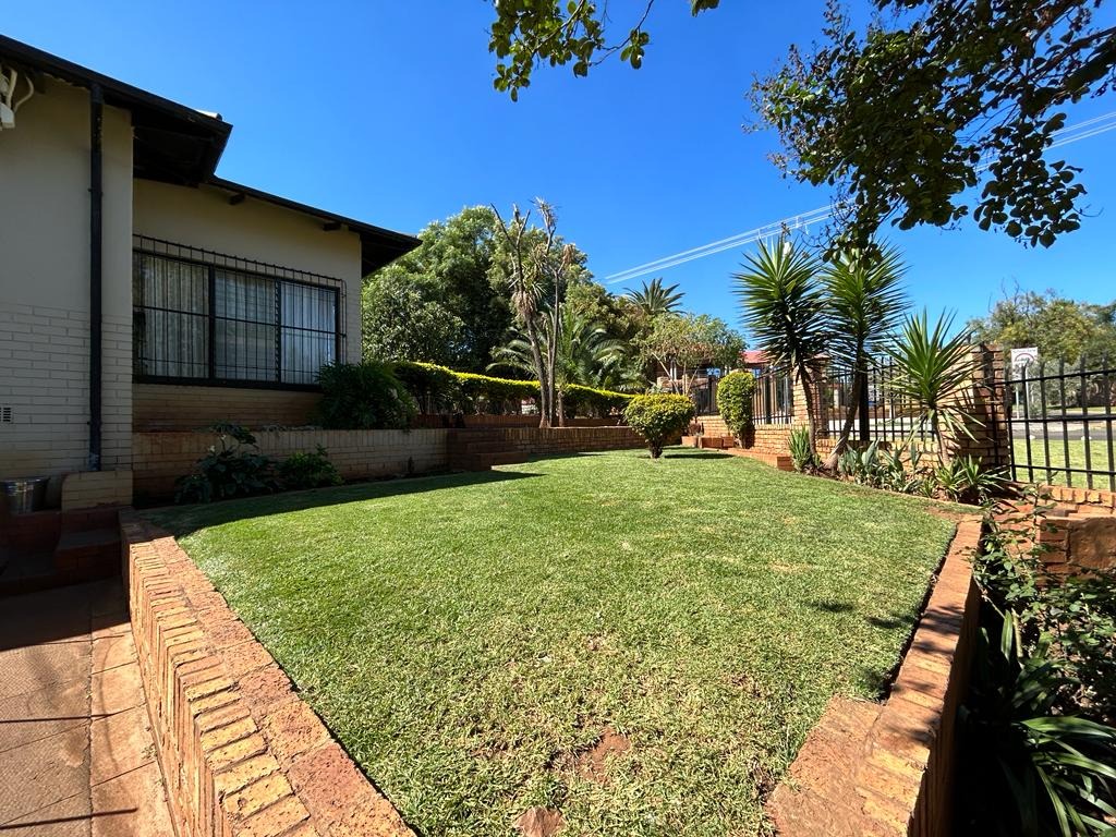 Spacious 3Bedroom House for Sale in Proclamation Hill with Pool & Lapa