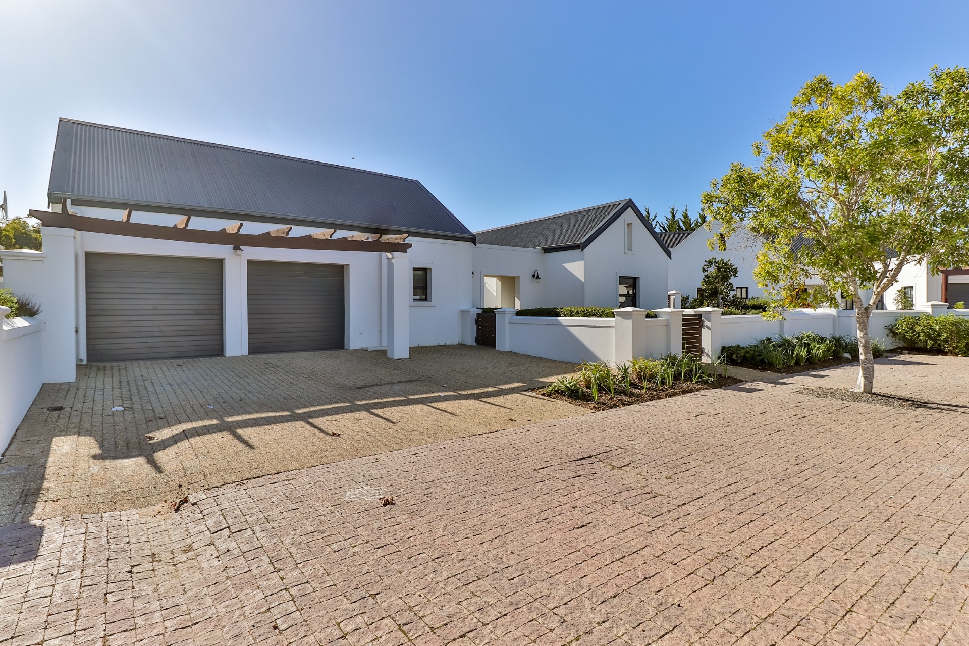 Stunning Family House For Sale in Croydon Olive Estate, Modern Finishes