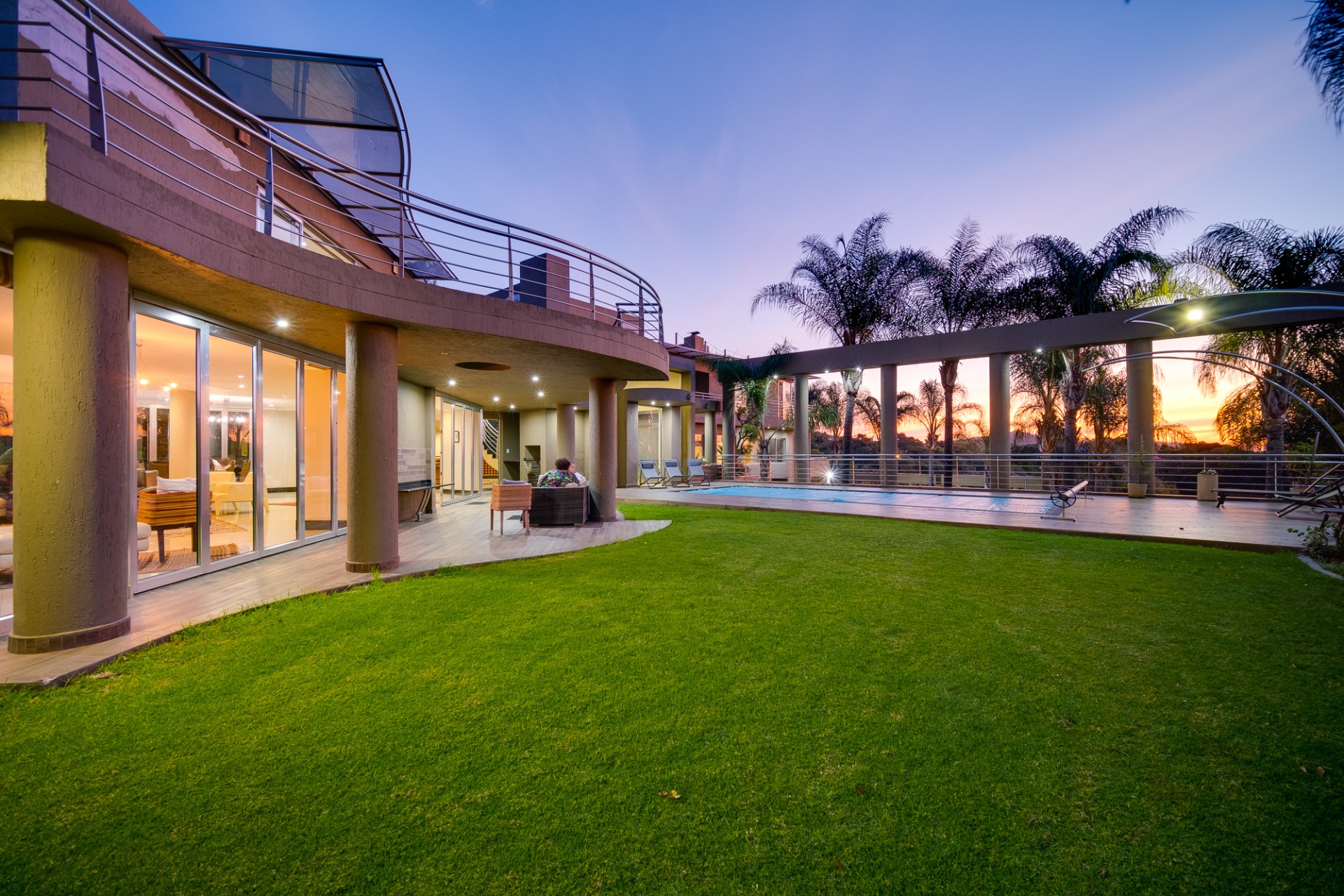 Luxurious Mansion For Sale in Waterkloof Ridge, Boomed Off Area 