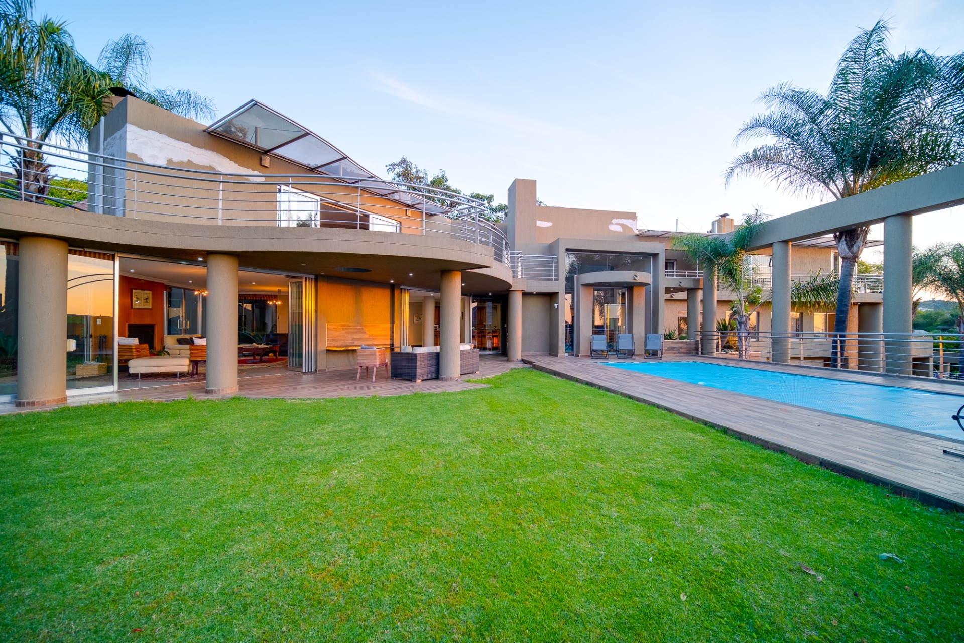 Luxurious Mansion For Sale in Waterkloof Ridge, Boomed Off Area 