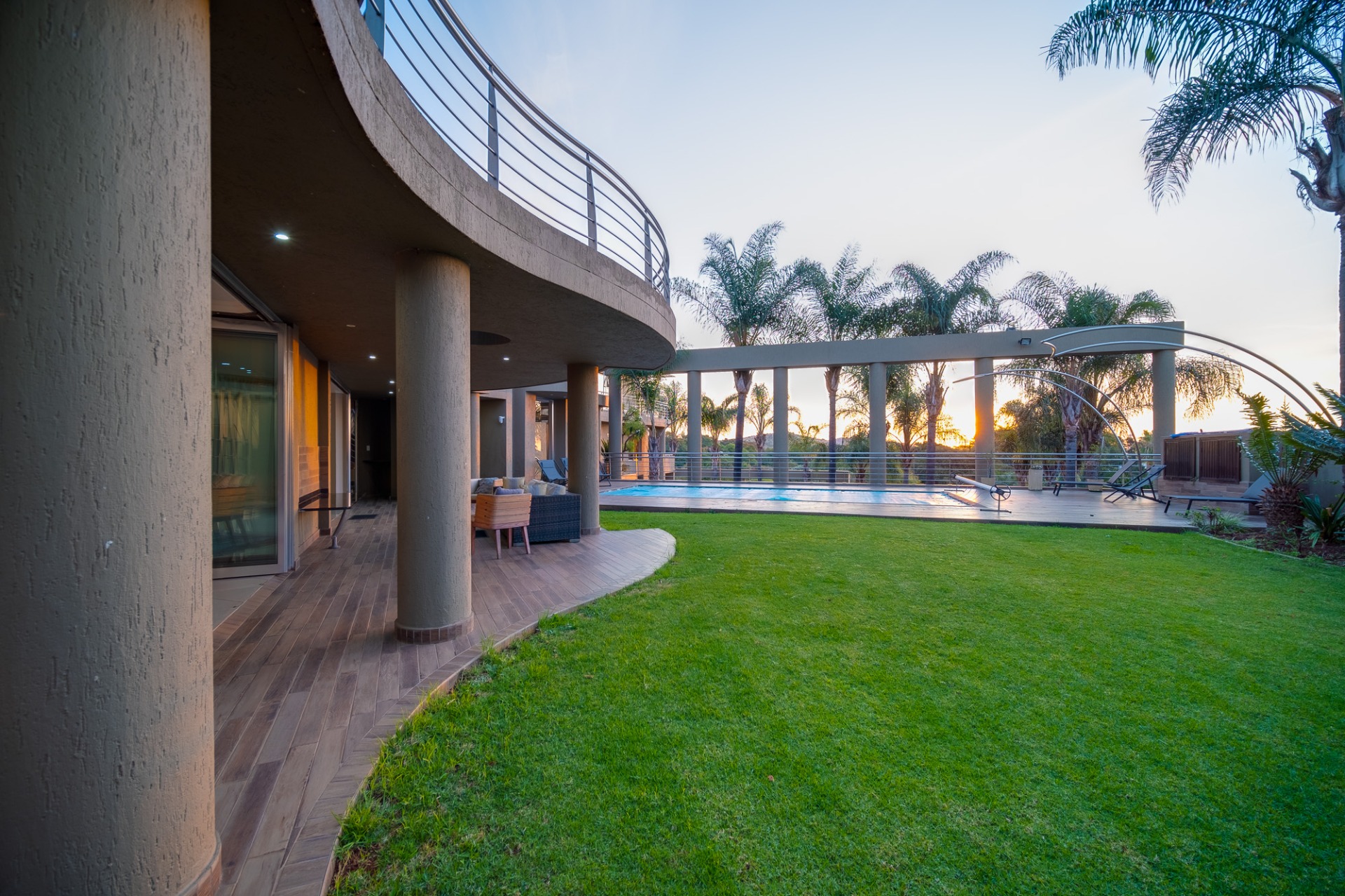 Luxurious Mansion For Sale in Waterkloof Ridge, Boomed Off Area 