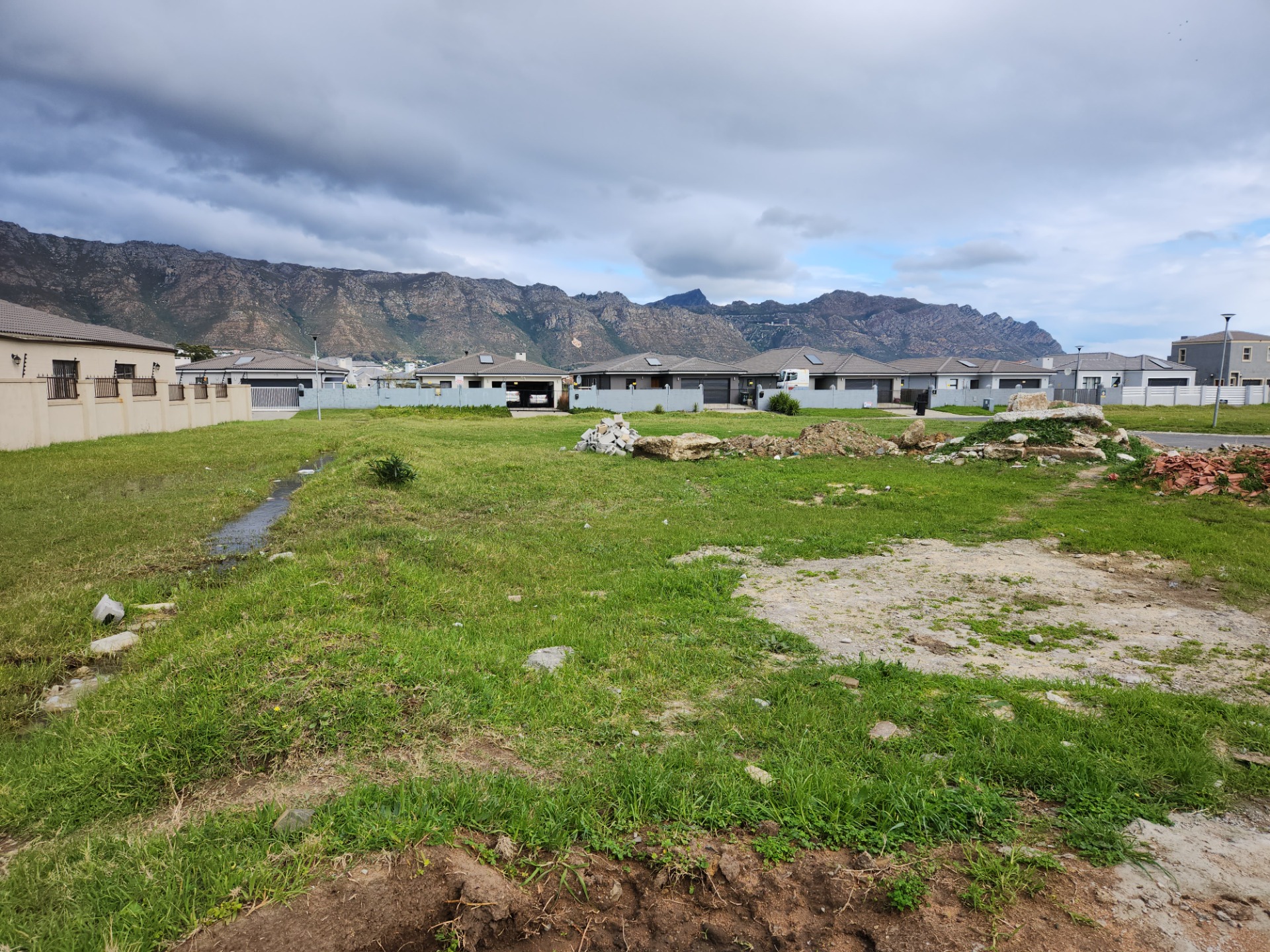 Stunning House for Sale in Fairview Golf Estate Must See! ENT0251920