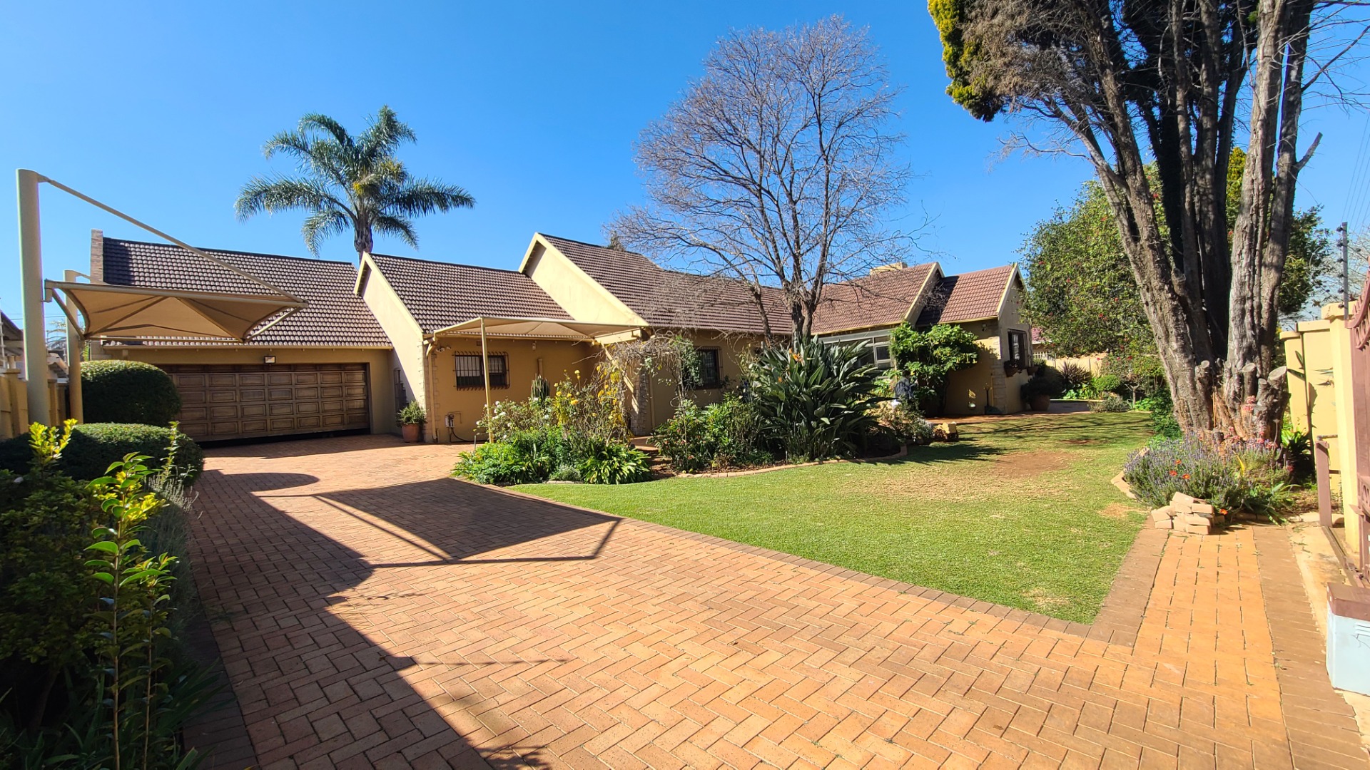 Prime Edendale House for Sale Next to Dunvegan Primary, Modern Kitchen
