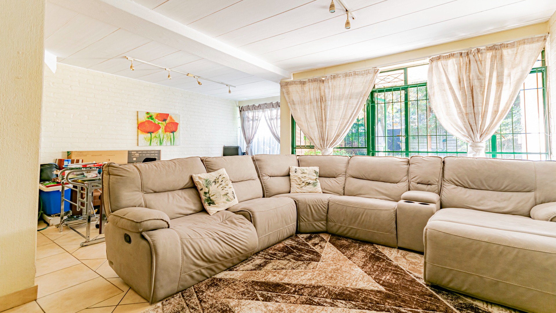 Charming Townhouse To Rent in Windsor East Luxury Living Awaits 