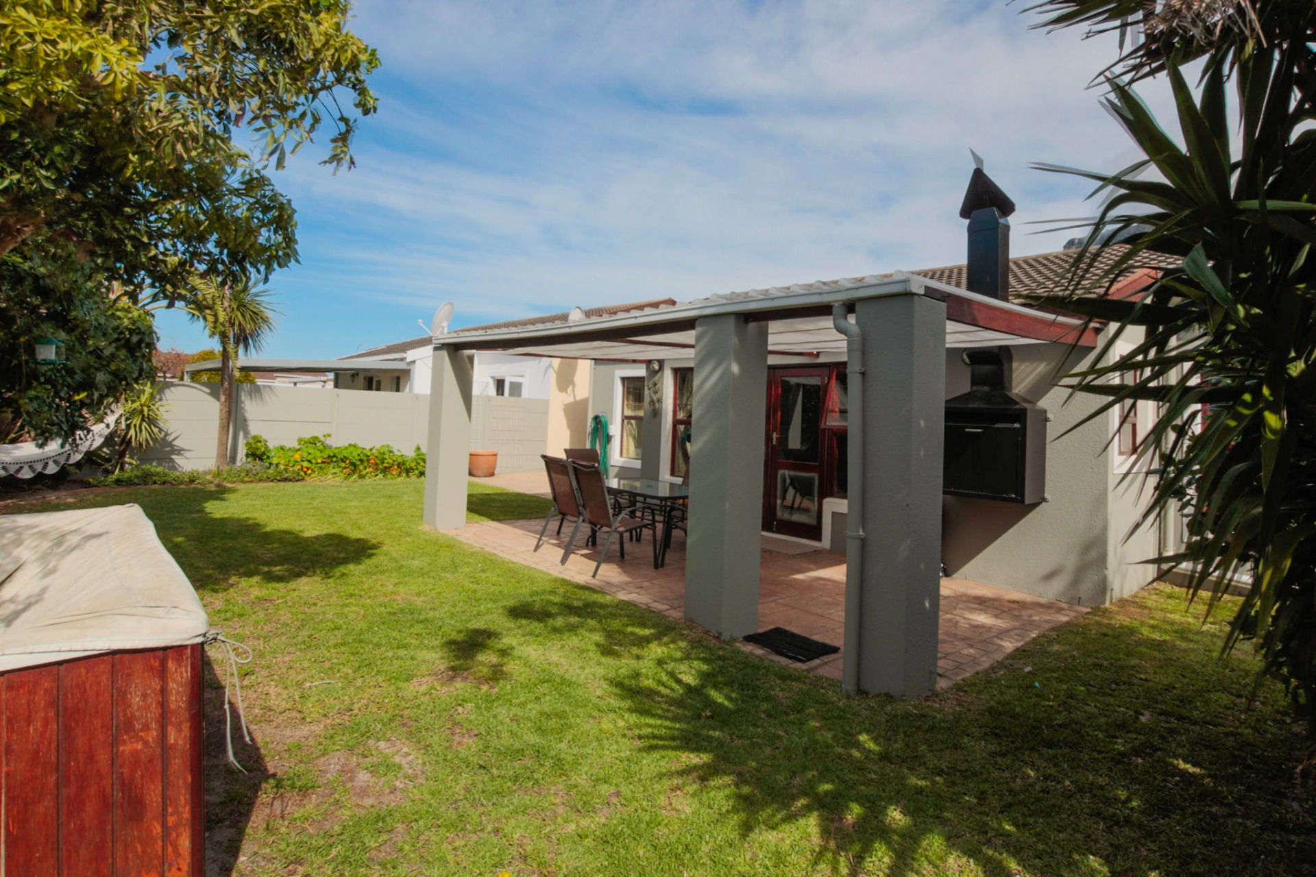 Charming Lakeside House for Sale with Mountain Views ENT0260721