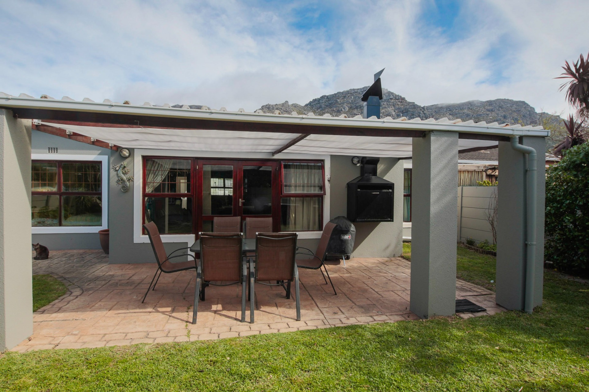 Charming Lakeside House for Sale with Mountain Views ENT0260721