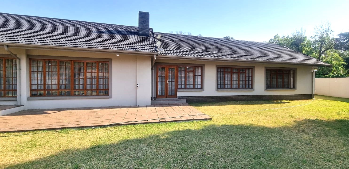 Stunning Family Home For Sale in Lakefield with Modern Features 