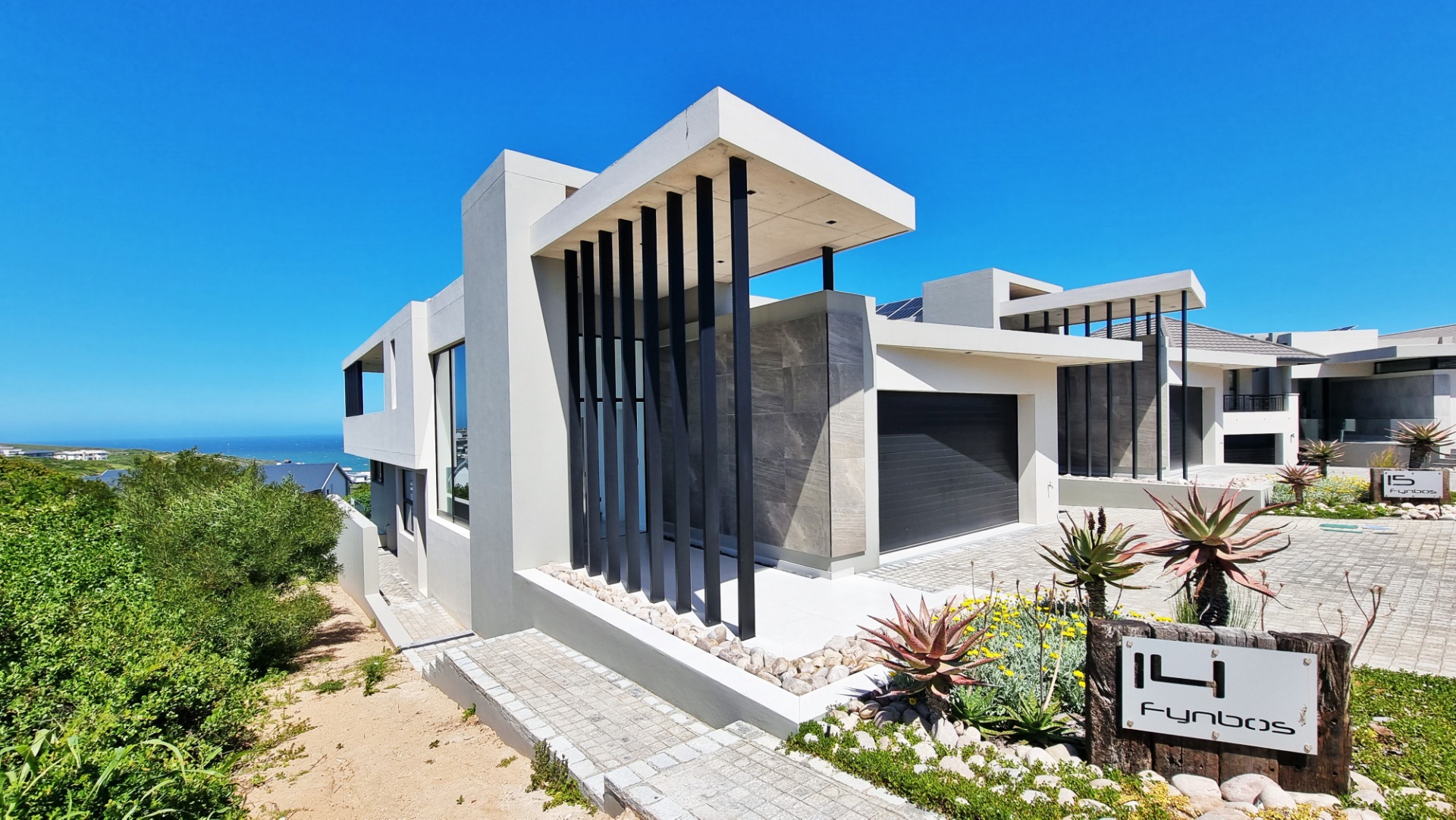 Luxurious House For Sale in Pinnacle Point Golf Estate with Stunning