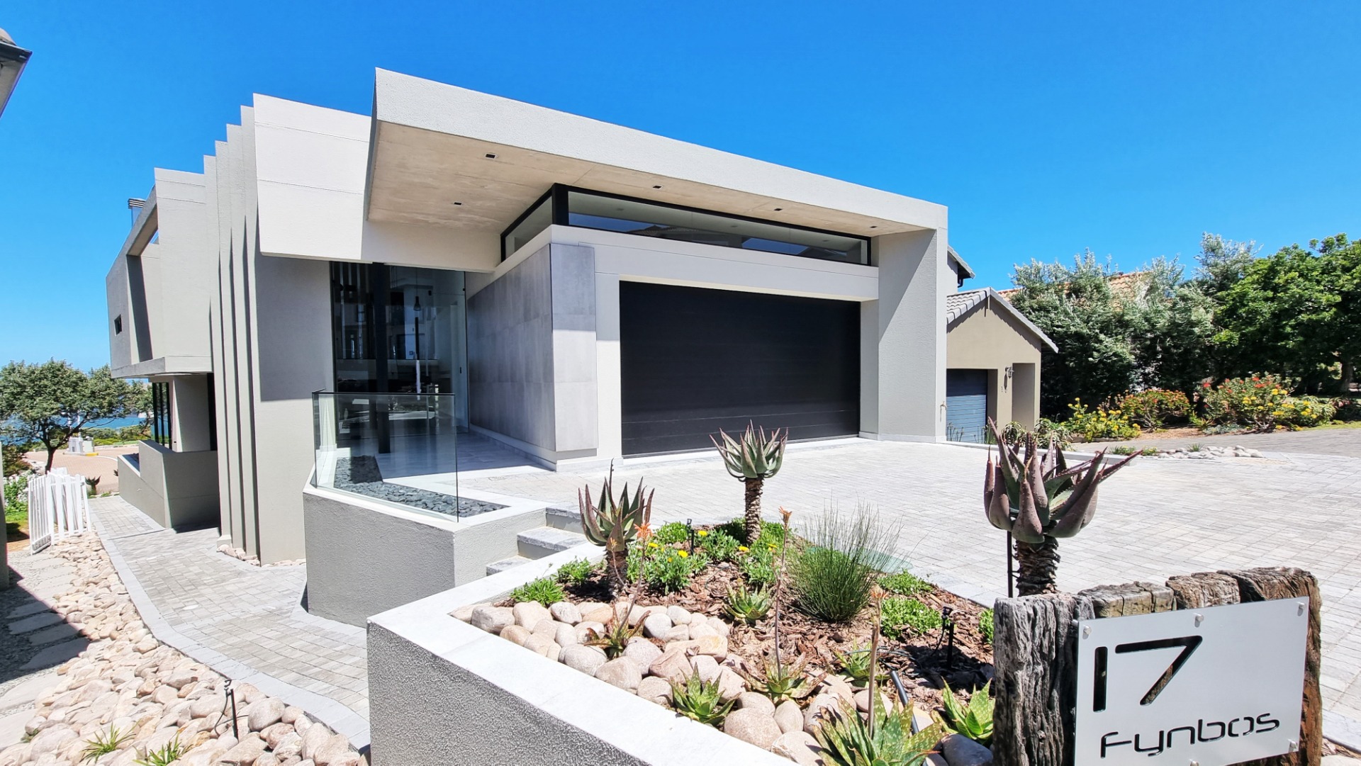 Luxurious House For Sale in Pinnacle Point Golf Estate, Modern Design