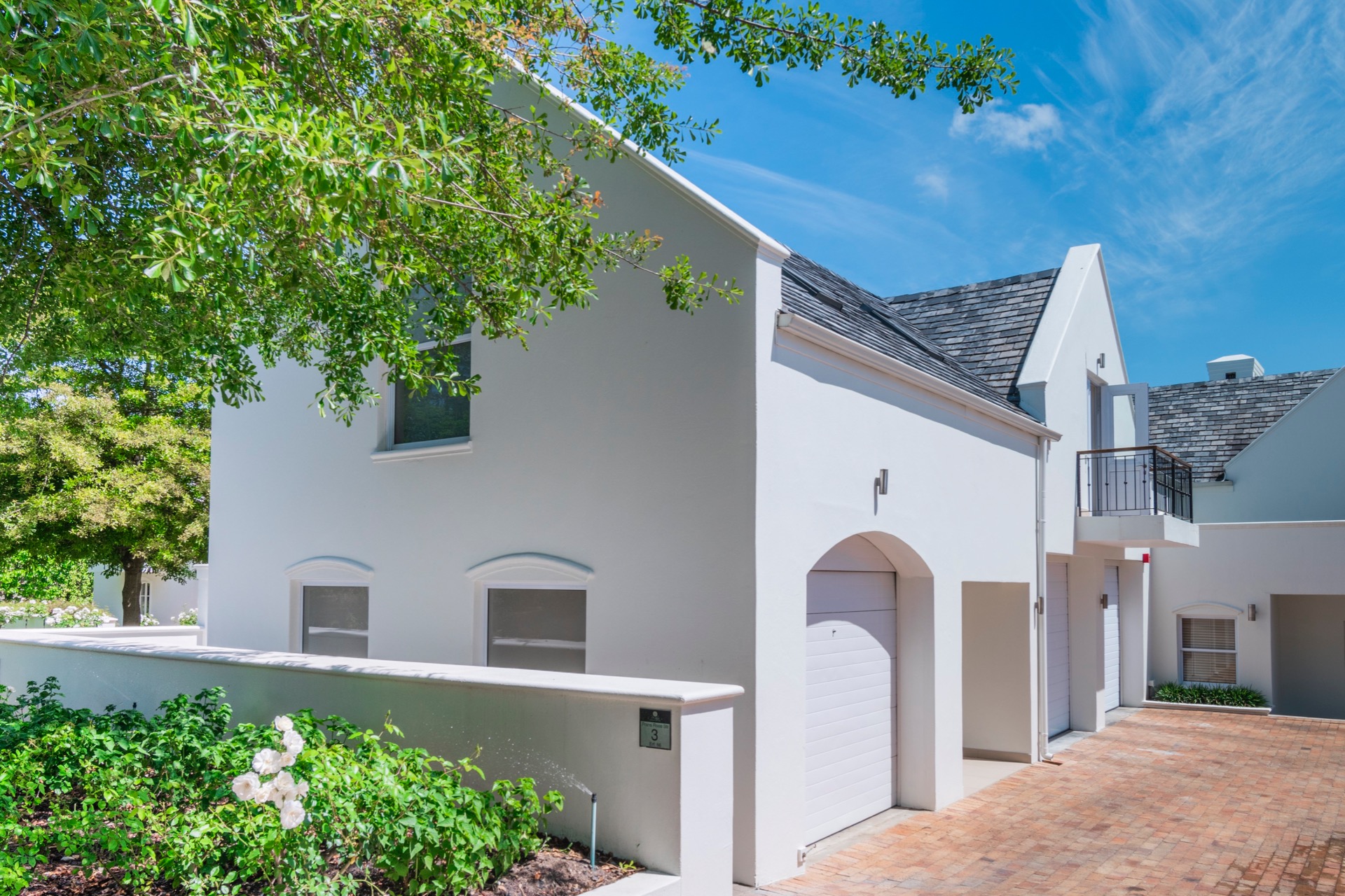 Luxury Bachelor Apartment For Sale in De Zalze Winelands Golf Estate 