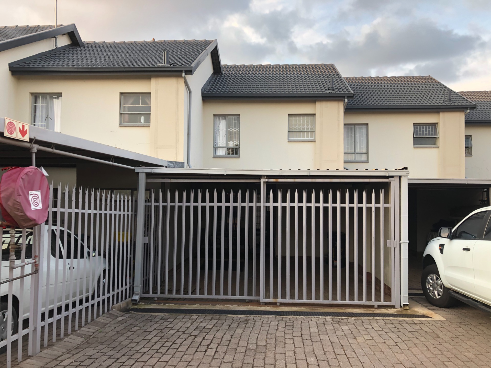 Charming Townhouse For Sale in Pierre Van Ryneveld Must See! 