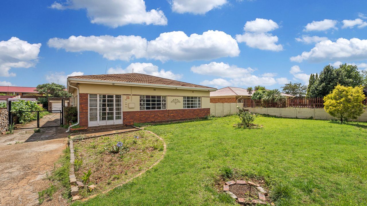 Spacious House for Sale in Casseldale with 3 Bedrooms and Garages LH