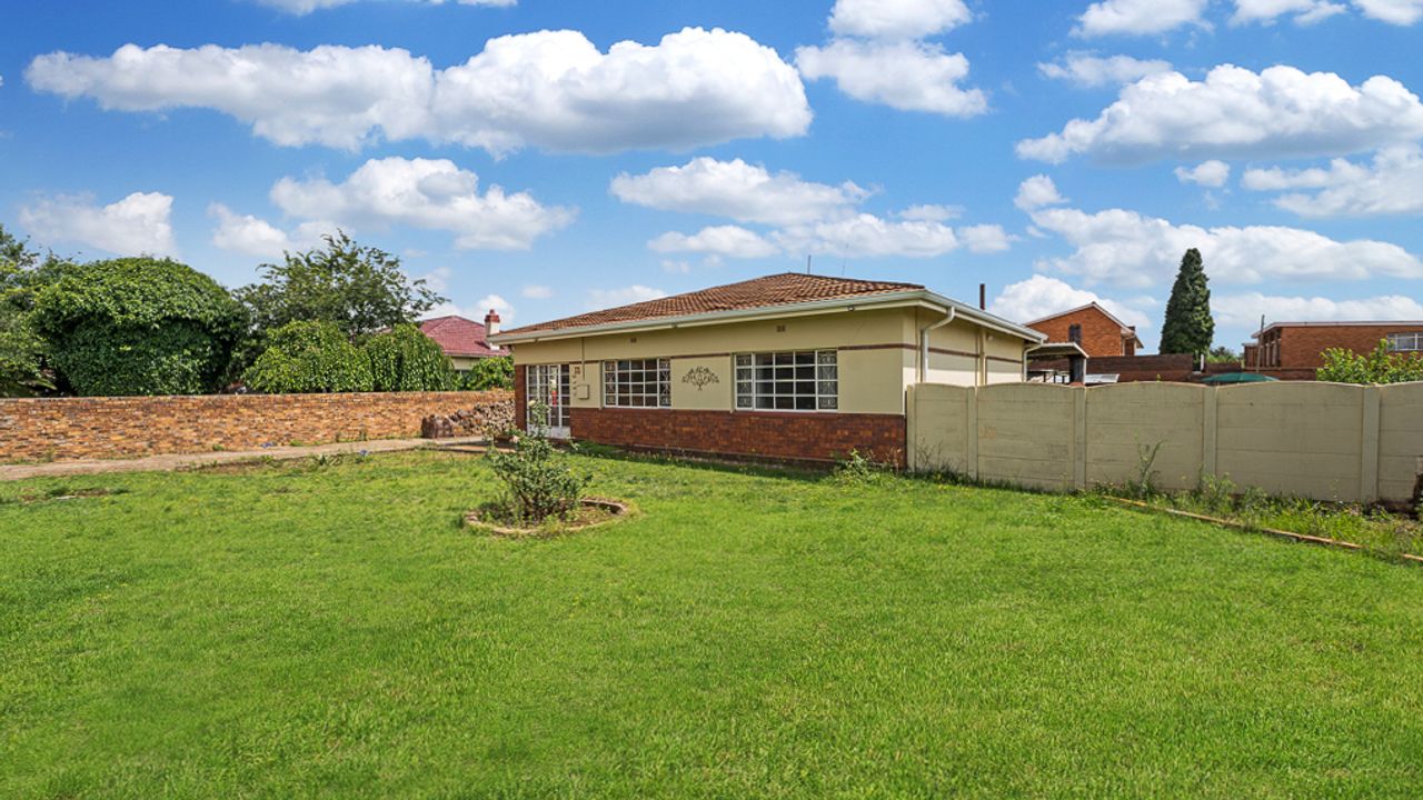 Spacious House for Sale in Casseldale with 3 Bedrooms and Garages LH