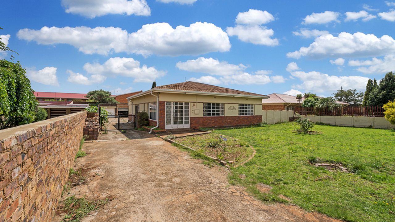 Spacious House for Sale in Casseldale with 3 Bedrooms and Garages LH