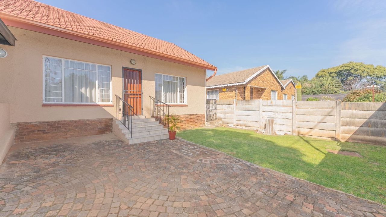 3 Bedroom House For Sale in Sunnyrock, 20 Miriam Road LH148017