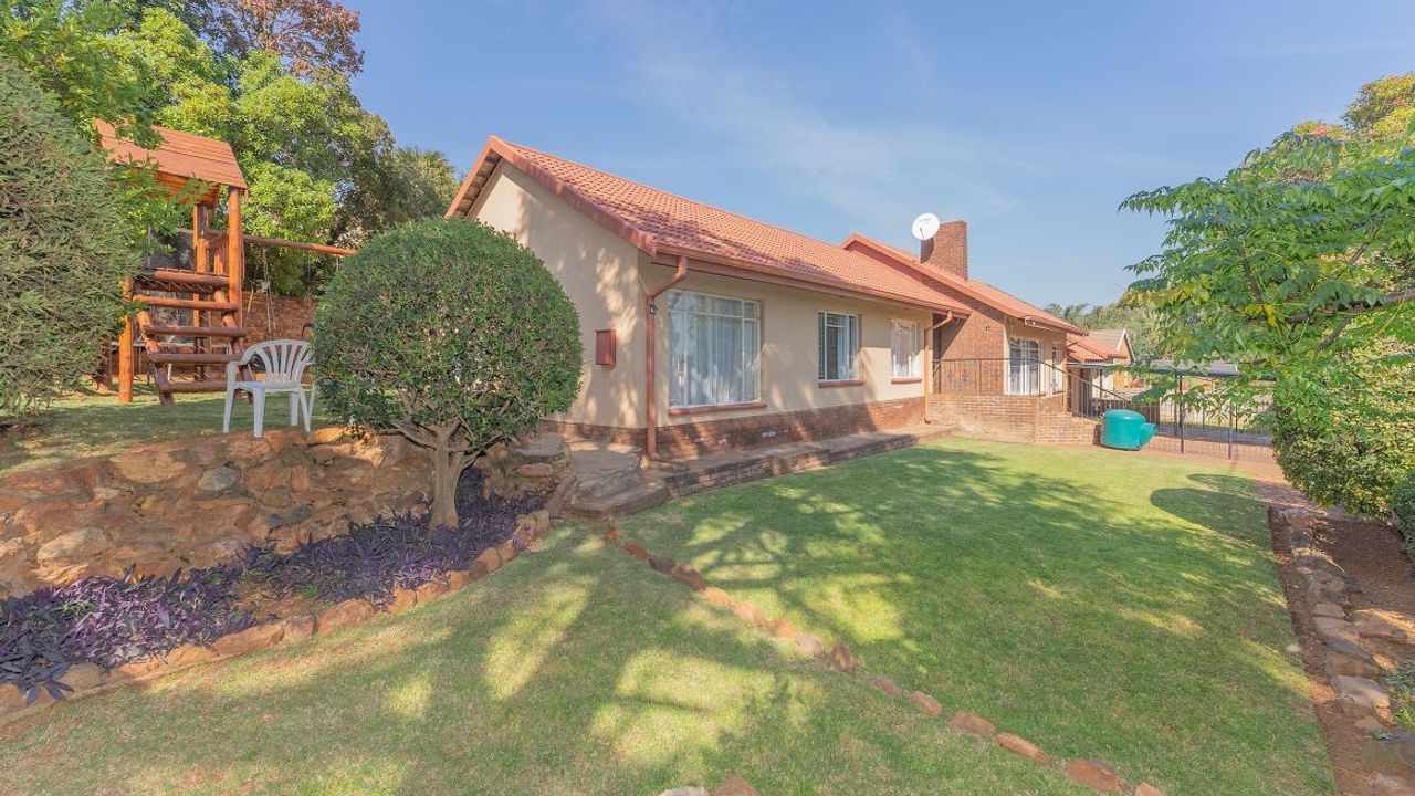 3 Bedroom House For Sale in Sunnyrock, 20 Miriam Road LH148017
