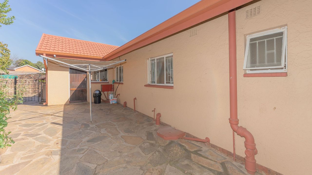 3 Bedroom House For Sale in Sunnyrock, 20 Miriam Road LH148017