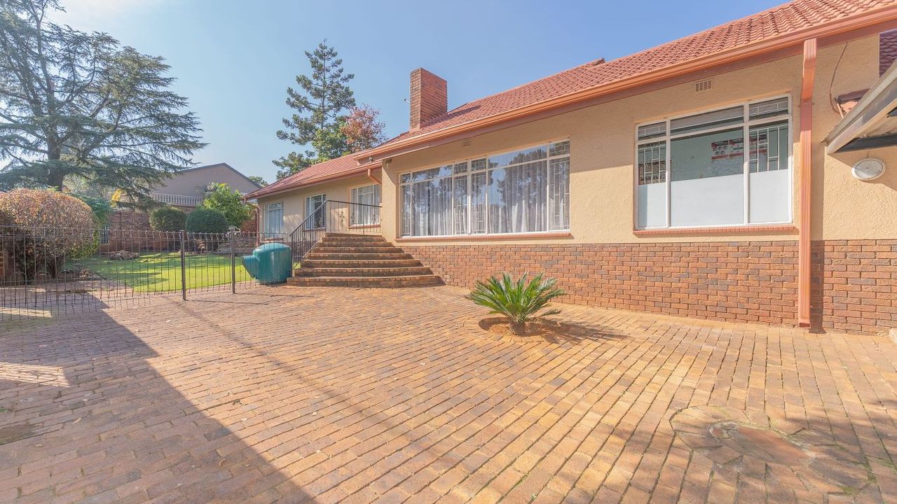 3 Bedroom House For Sale in Sunnyrock, 20 Miriam Road LH148017