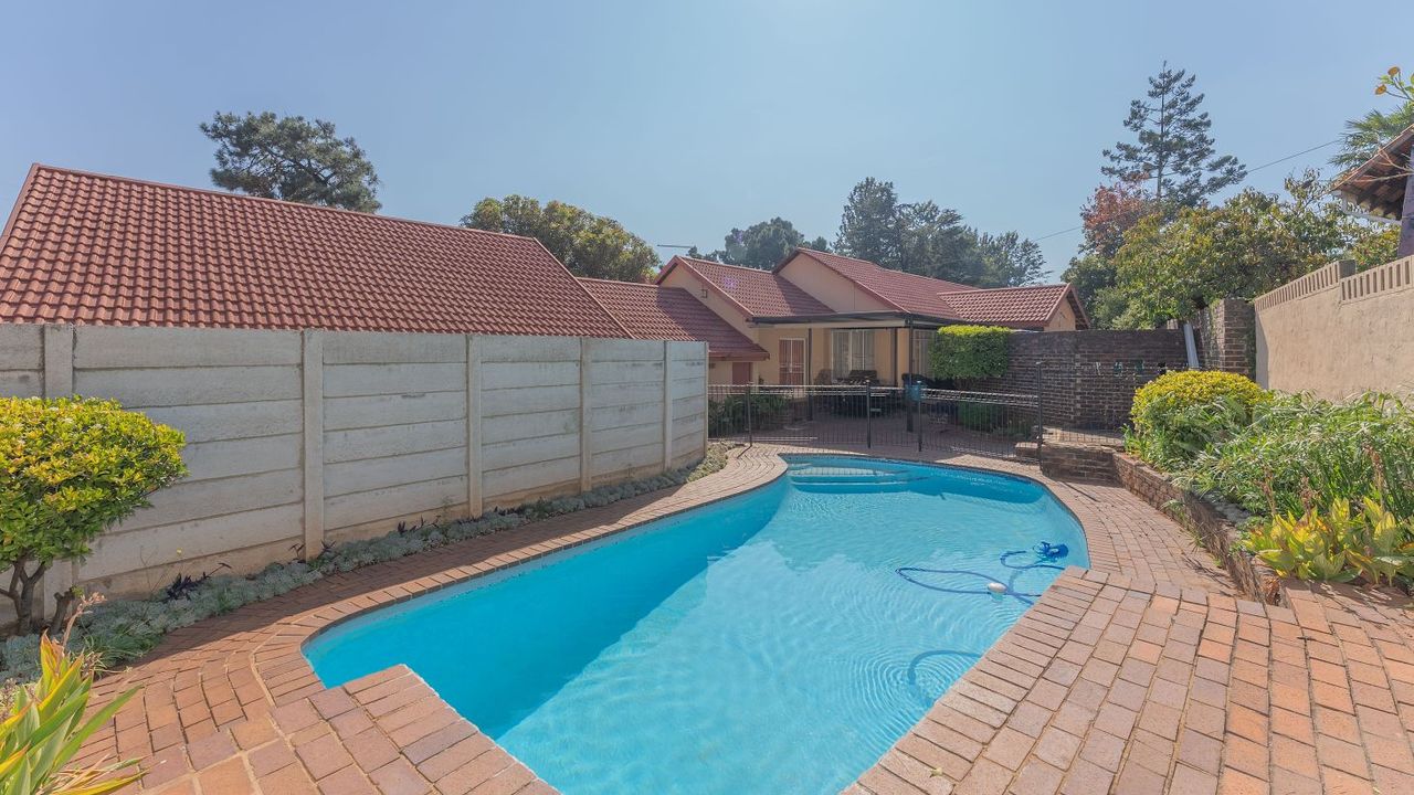 3 Bedroom House For Sale in Sunnyrock, 20 Miriam Road LH148017