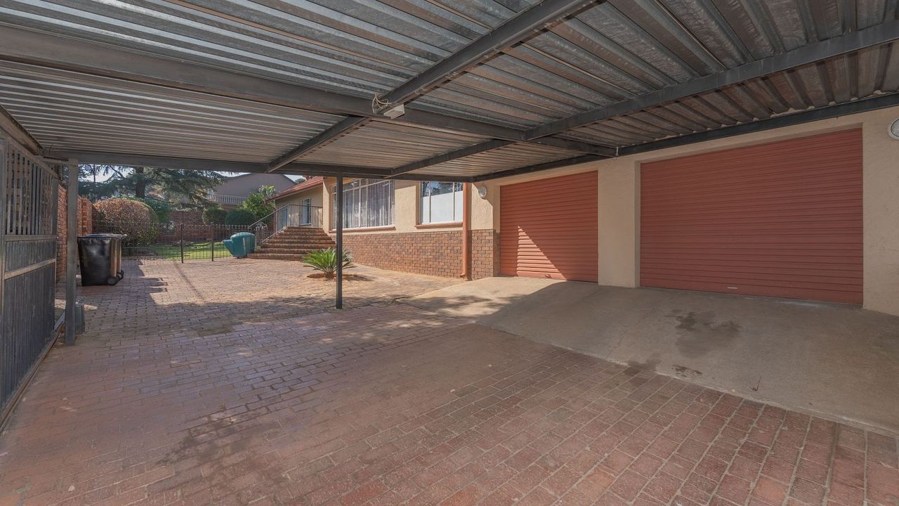 3 Bedroom House For Sale in Sunnyrock, 20 Miriam Road LH148017