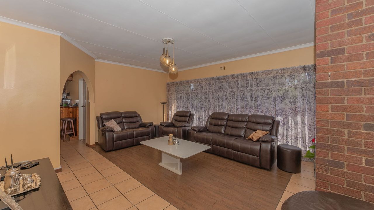 3 Bedroom House For Sale in Sunnyrock, 20 Miriam Road LH148017