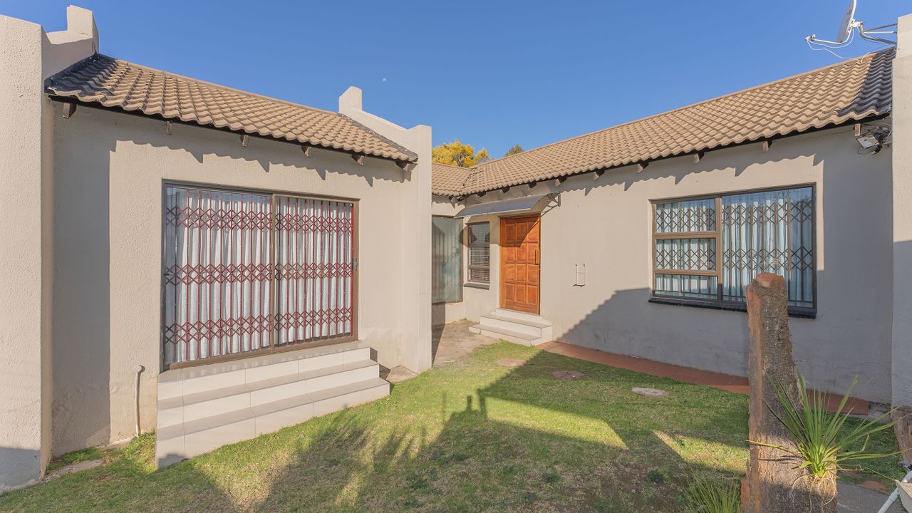 Stunning House for Sale in Corlett Gardens Modern, Remodeled, Secure
