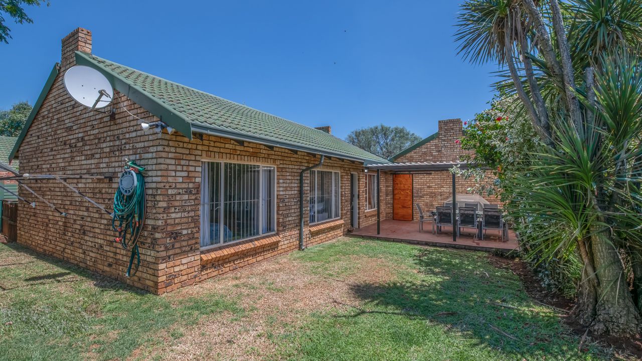 2 Bedroom Townhouse For Sale in Pierre Van Ryneveld, 87 Kirkness Avenue